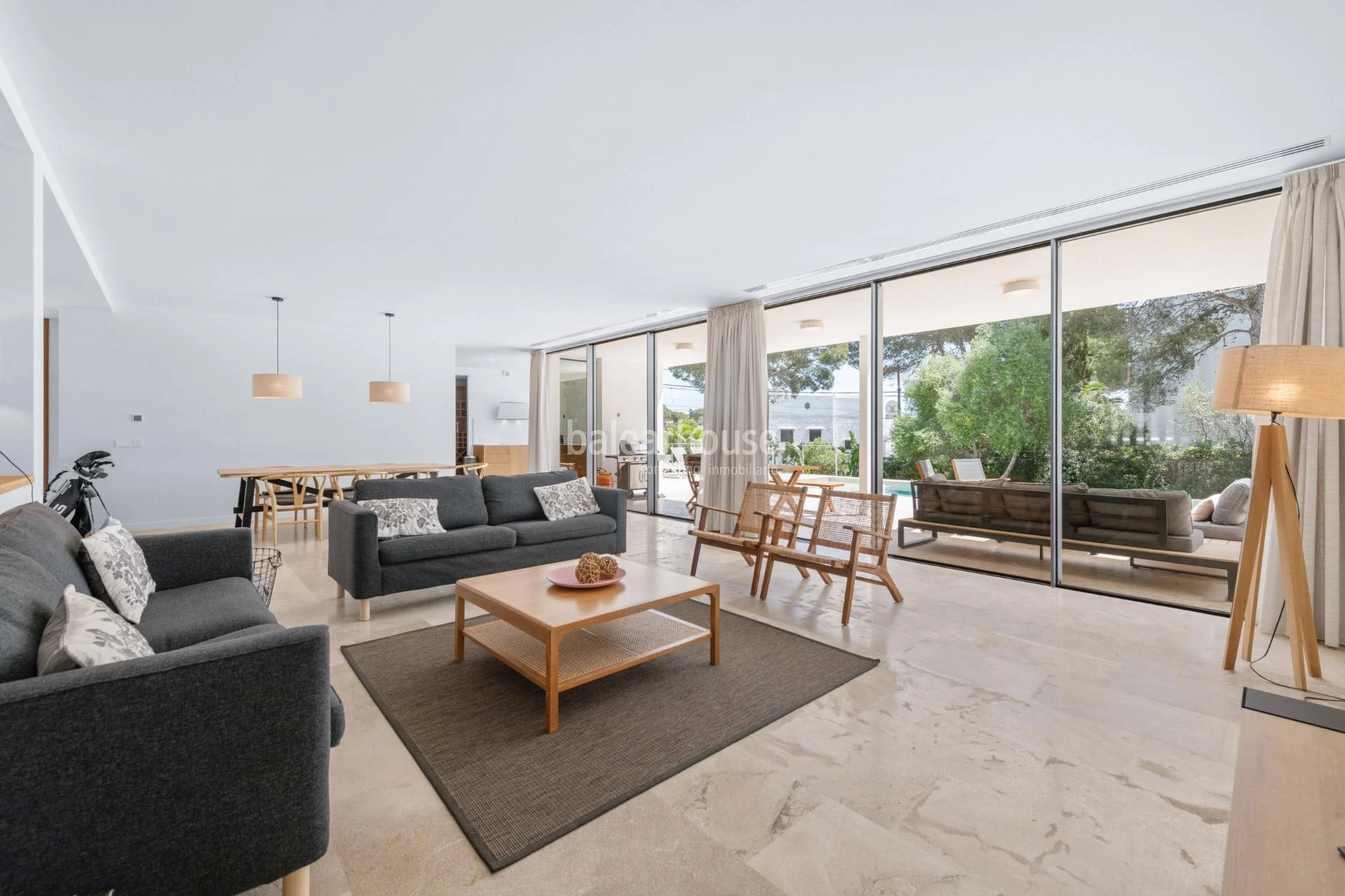 Villa de líneas contemporáneas junto a las aguas turquesas de Cala Gran, en el sudeste de Mallorca