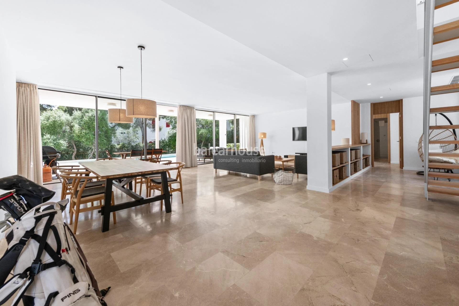 Villa de líneas contemporáneas junto a las aguas turquesas de Cala Gran, en el sudeste de Mallorca