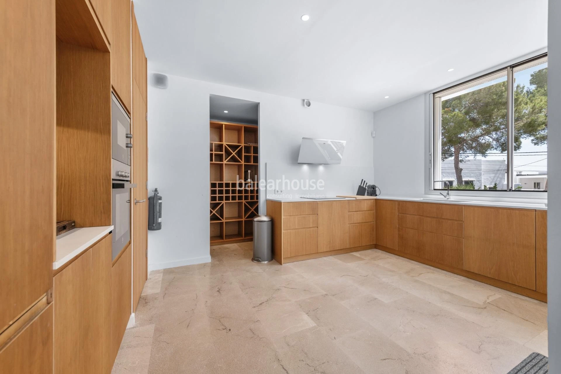 Villa de líneas contemporáneas junto a las aguas turquesas de Cala Gran, en el sudeste de Mallorca