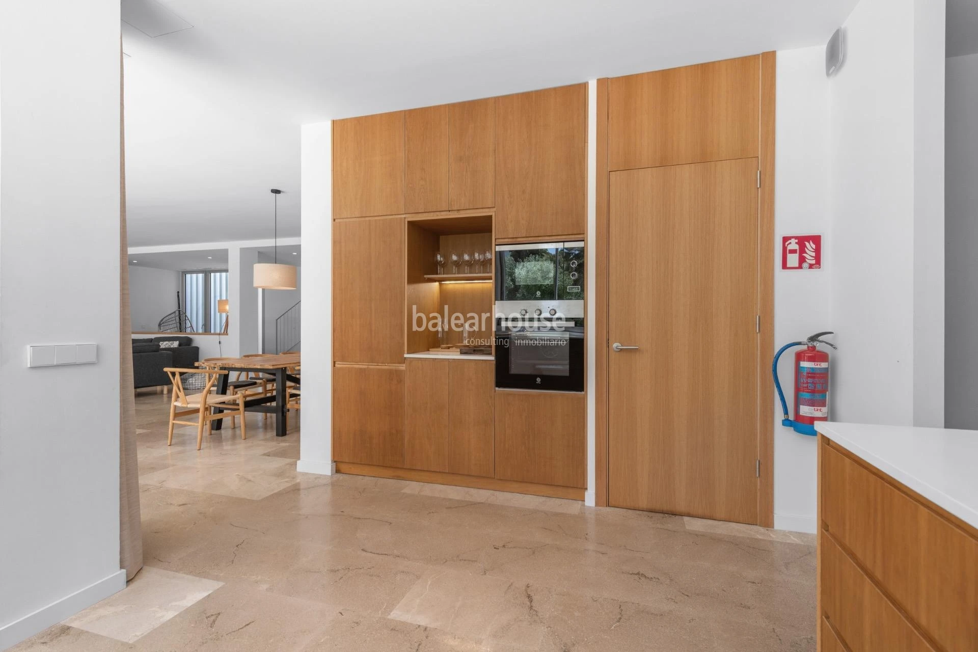 Villa de líneas contemporáneas junto a las aguas turquesas de Cala Gran, en el sudeste de Mallorca