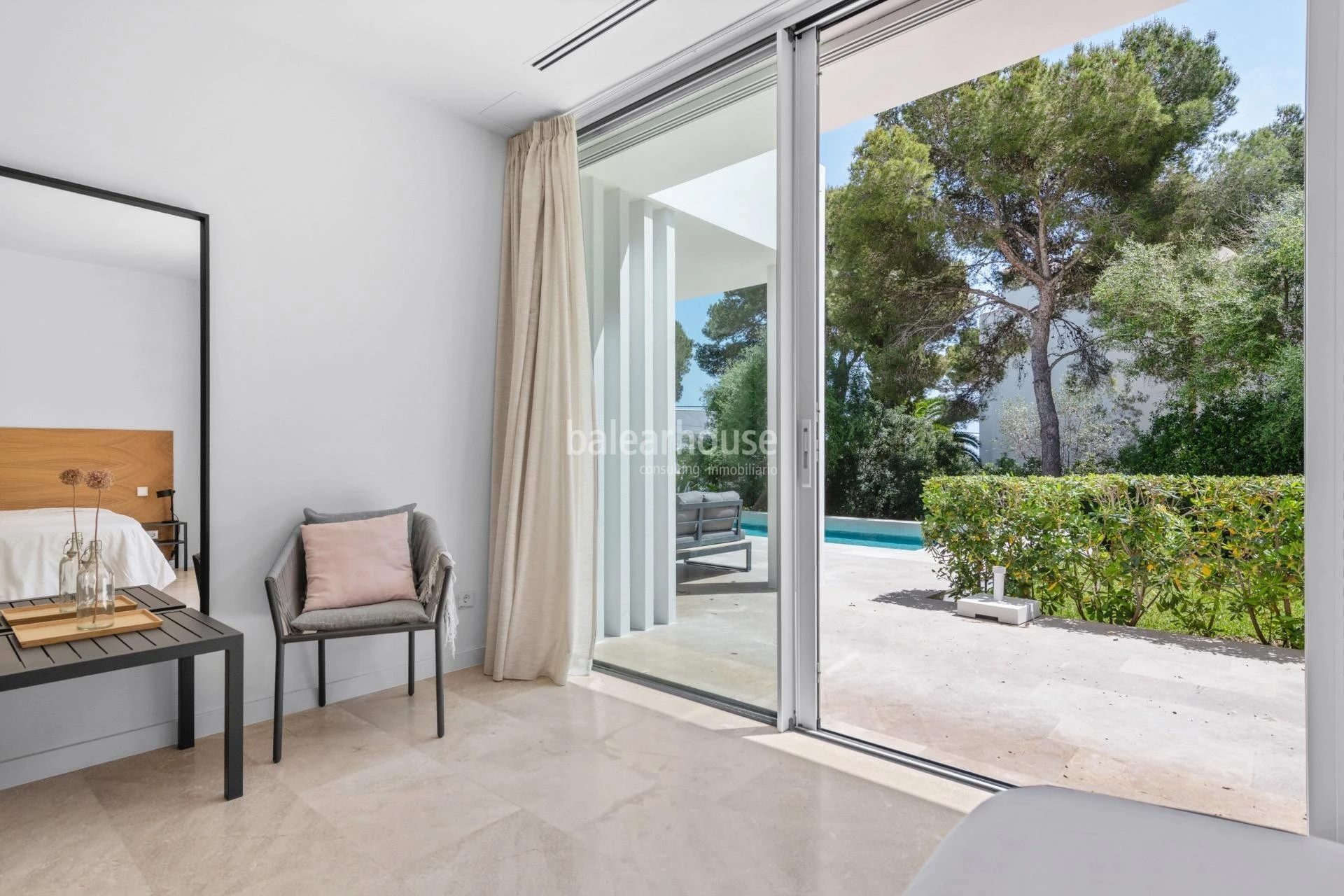 Villa de líneas contemporáneas junto a las aguas turquesas de Cala Gran, en el sudeste de Mallorca