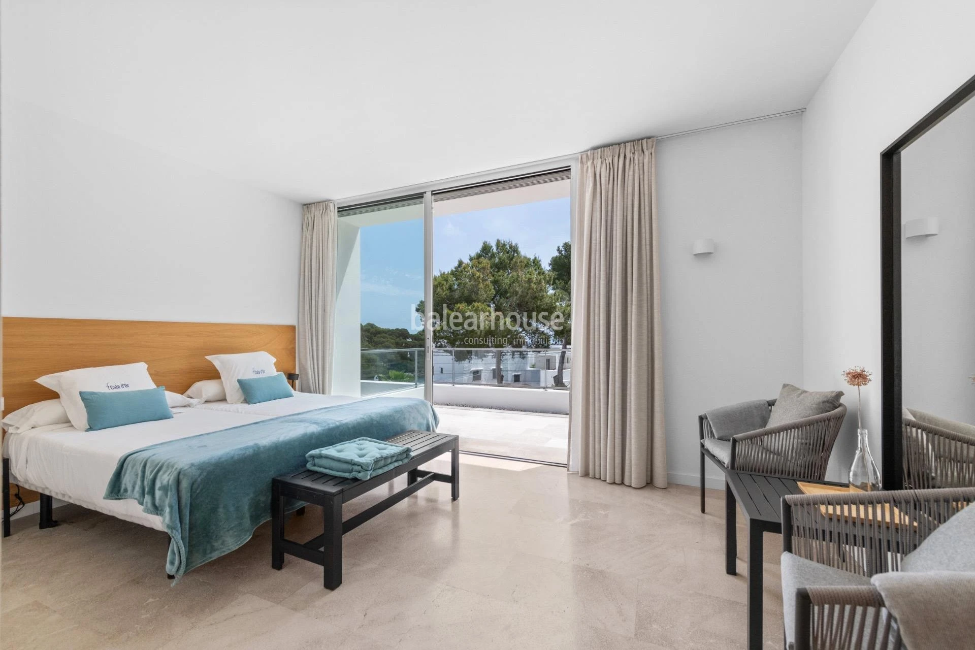 Villa de líneas contemporáneas junto a las aguas turquesas de Cala Gran, en el sudeste de Mallorca