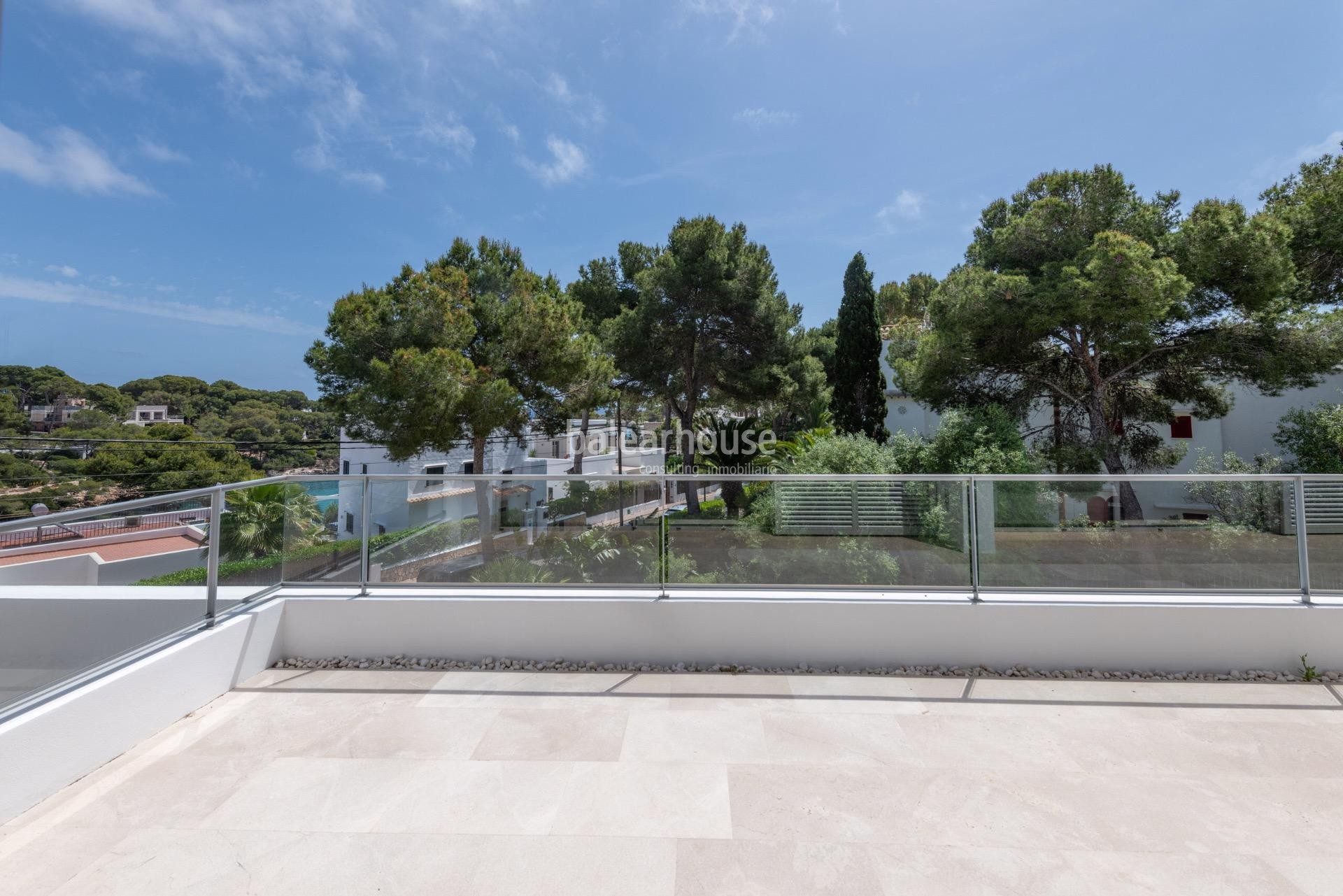 Zeitgenössische Villa an den türkisfarbenen Gewässern von Cala Gran im Südosten Mallorcas