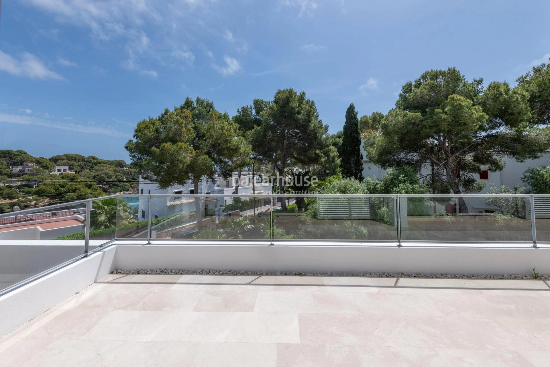 Villa de líneas contemporáneas junto a las aguas turquesas de Cala Gran, en el sudeste de Mallorca