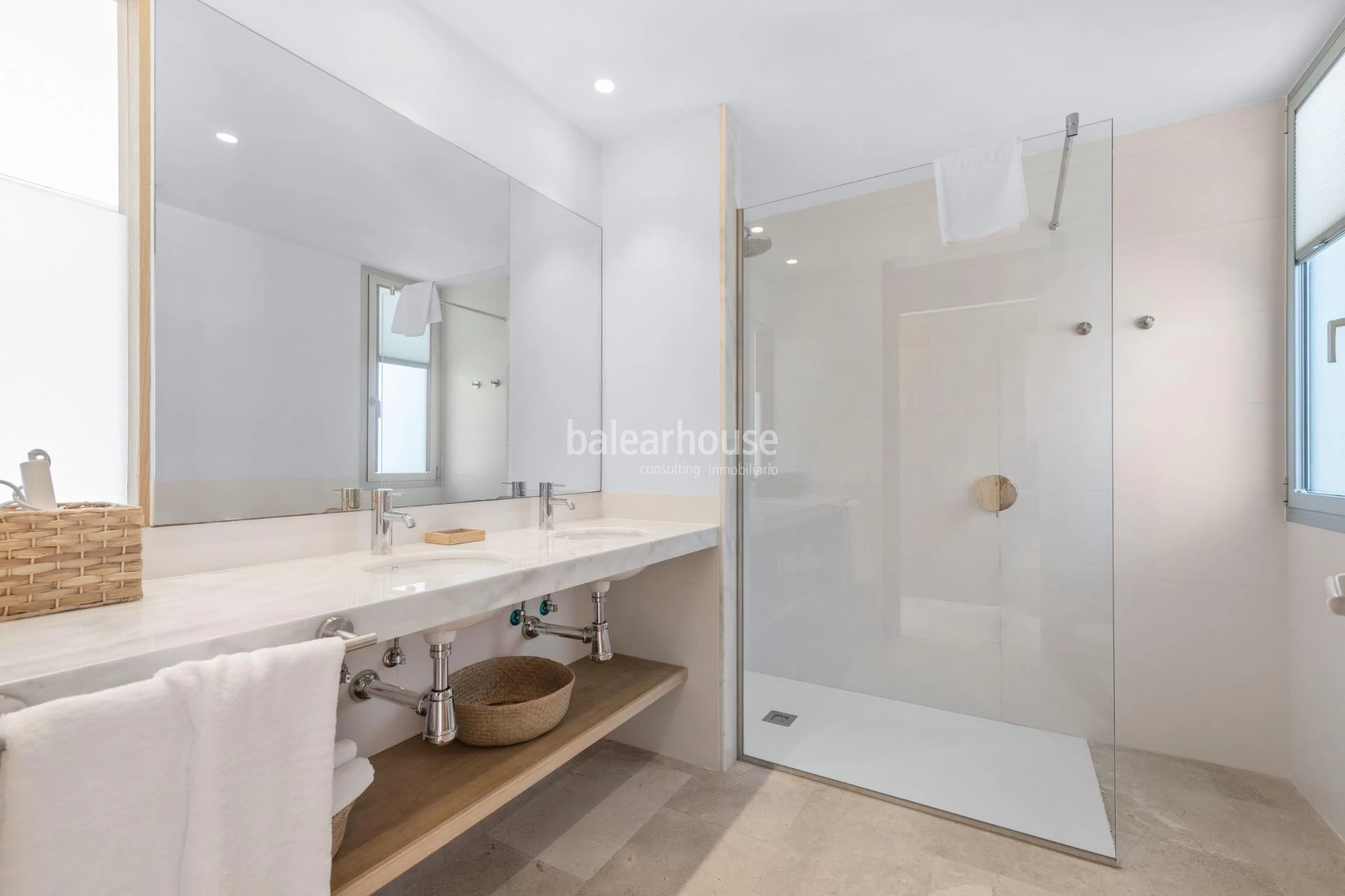 Villa de líneas contemporáneas junto a las aguas turquesas de Cala Gran, en el sudeste de Mallorca