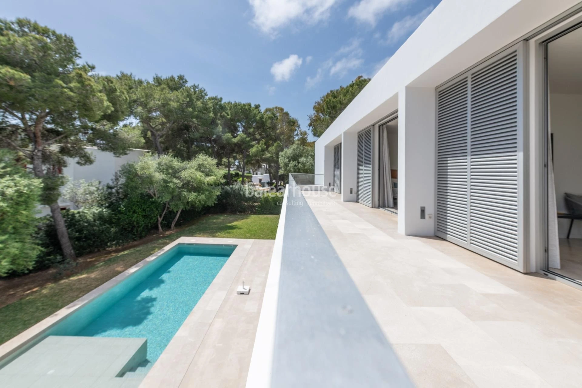 Villa de líneas contemporáneas junto a las aguas turquesas de Cala Gran, en el sudeste de Mallorca
