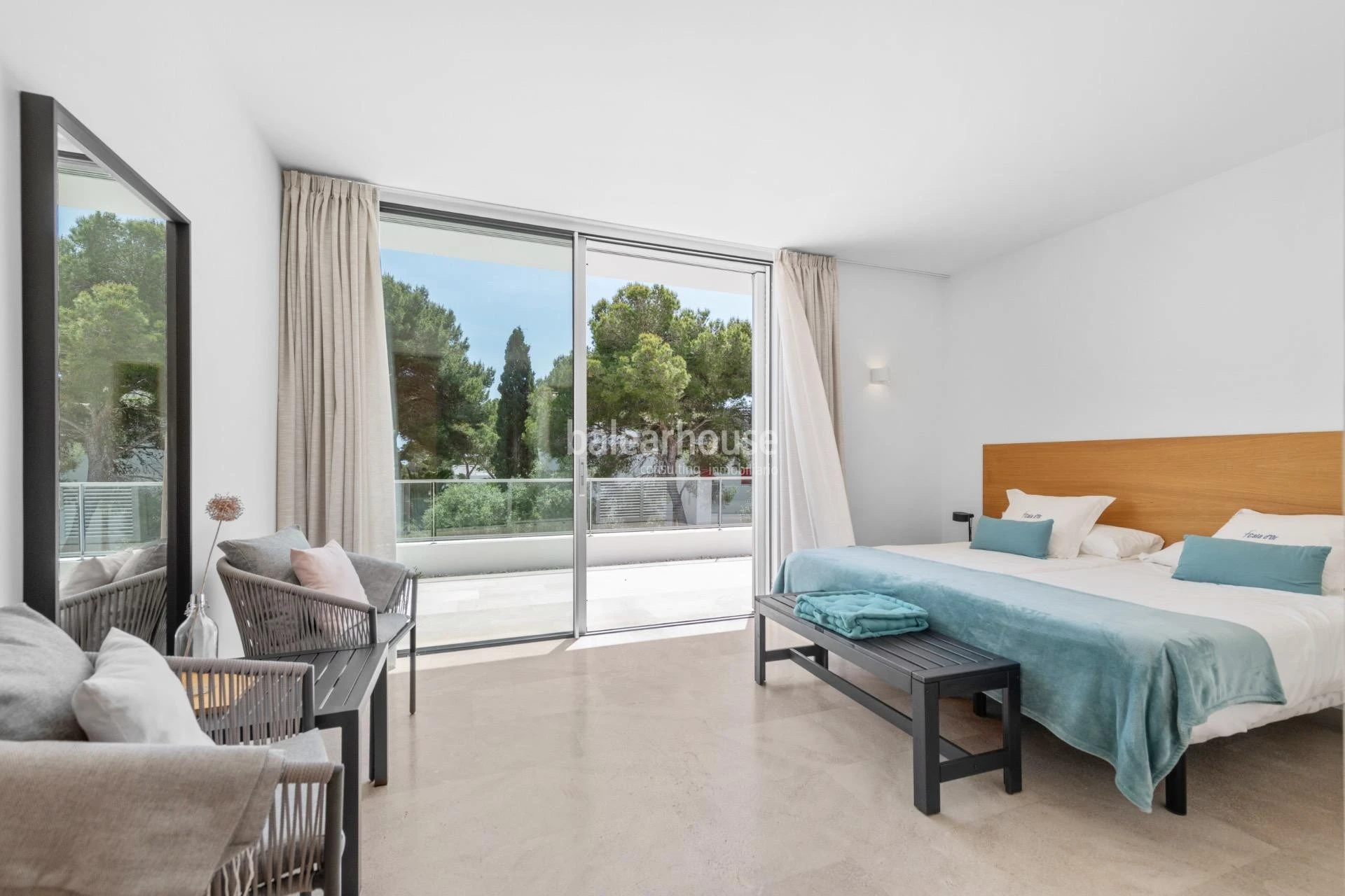Villa de líneas contemporáneas junto a las aguas turquesas de Cala Gran, en el sudeste de Mallorca