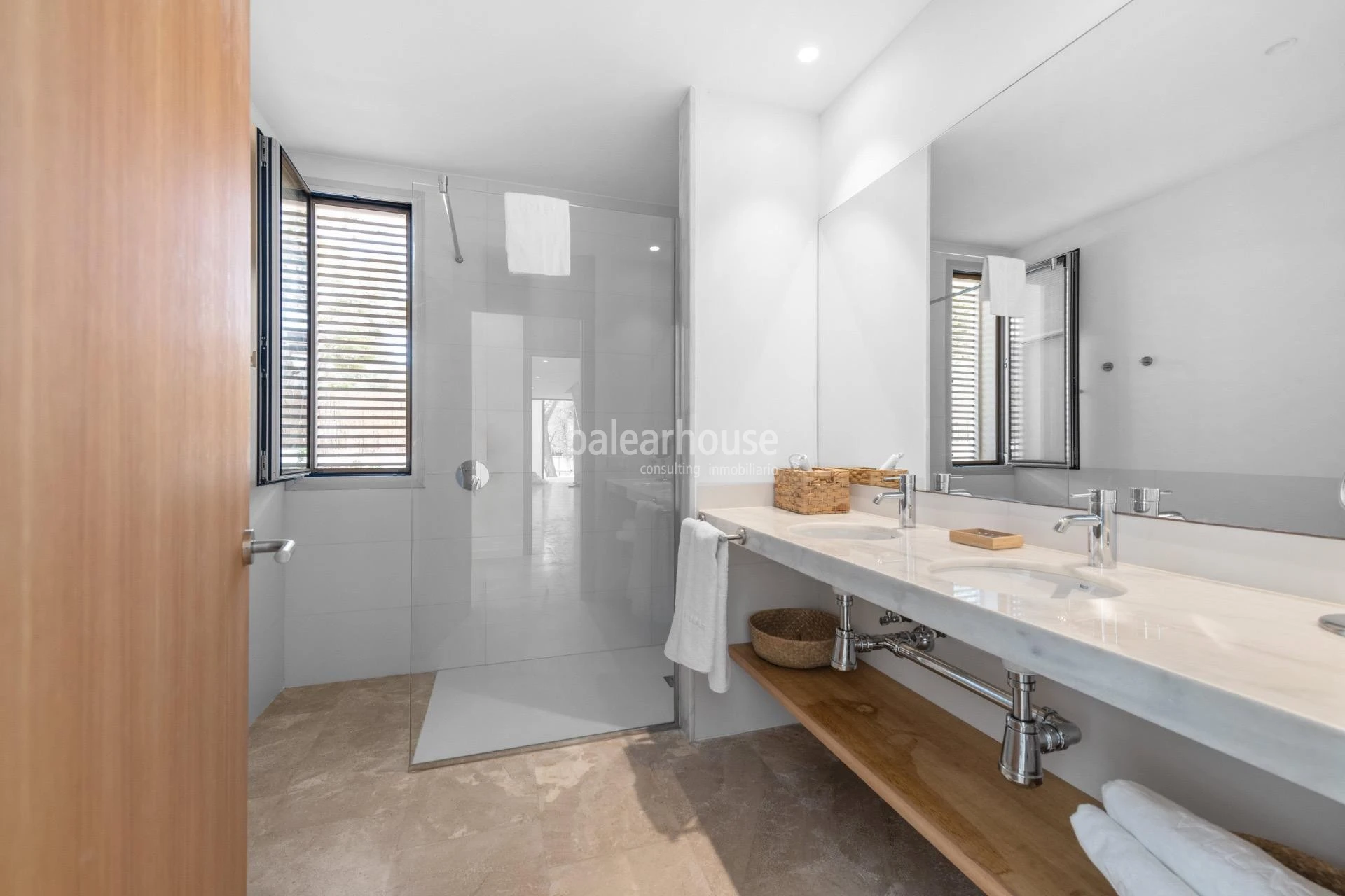 Villa de líneas contemporáneas junto a las aguas turquesas de Cala Gran, en el sudeste de Mallorca