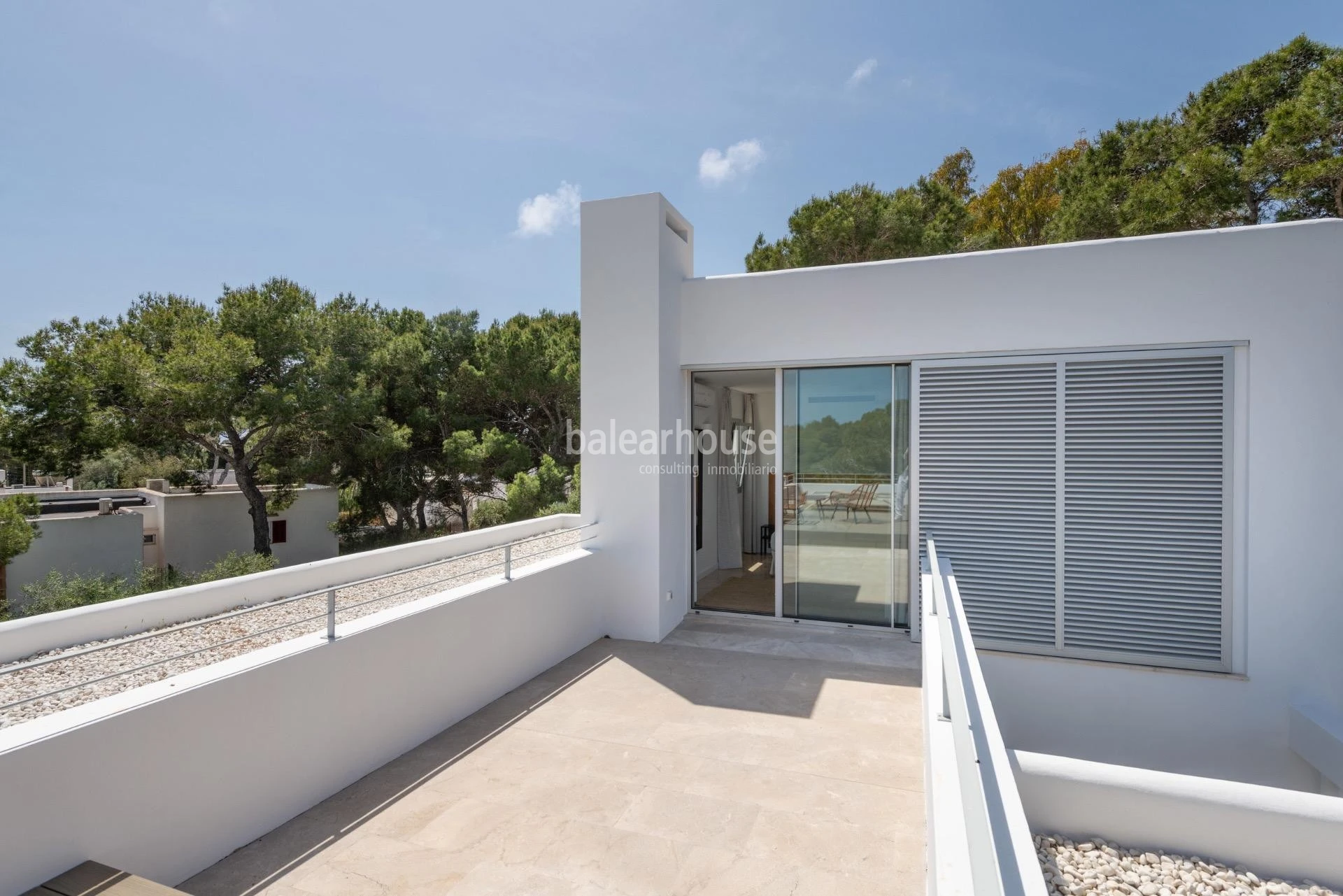Villa de líneas contemporáneas junto a las aguas turquesas de Cala Gran, en el sudeste de Mallorca