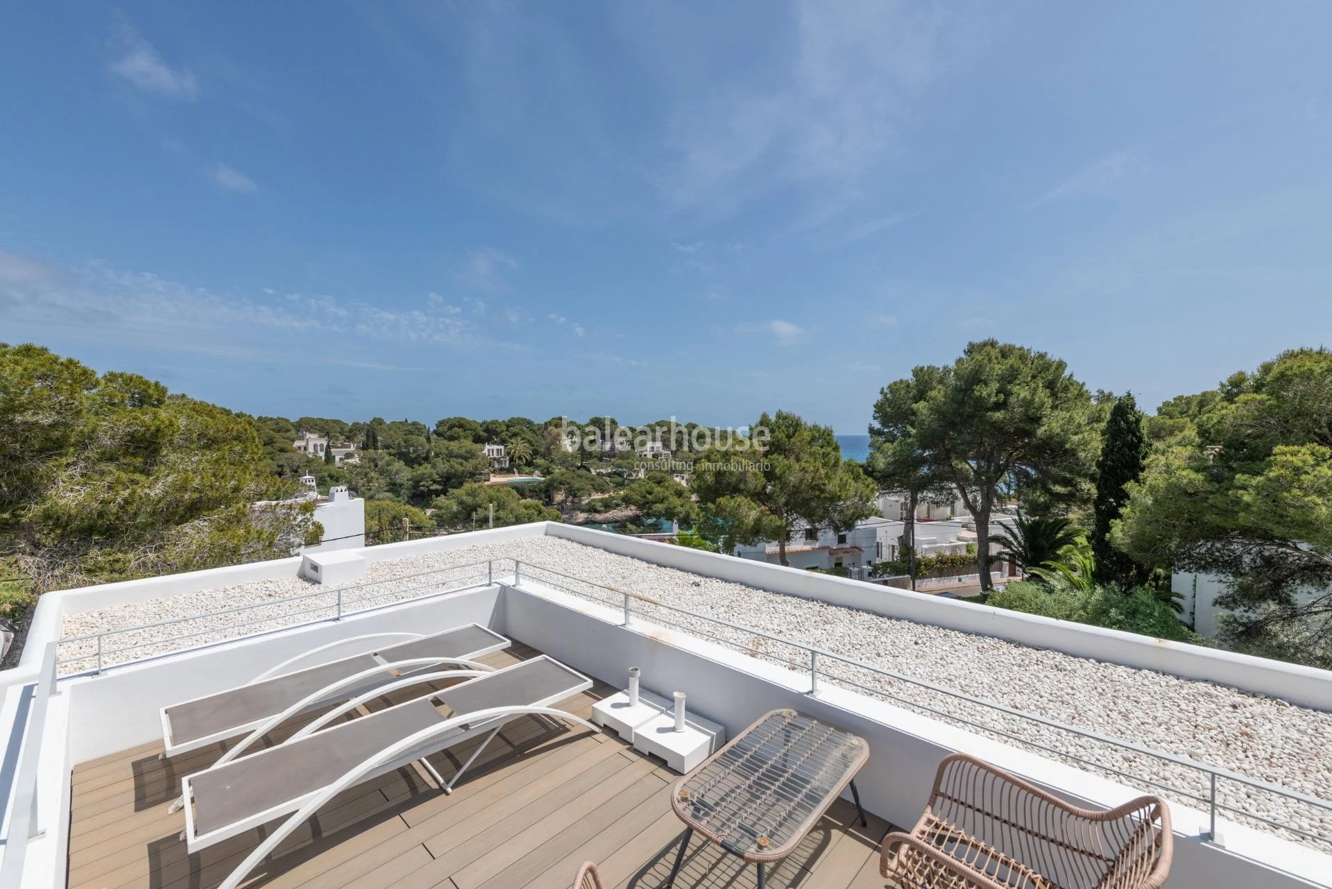 Villa de líneas contemporáneas junto a las aguas turquesas de Cala Gran, en el sudeste de Mallorca