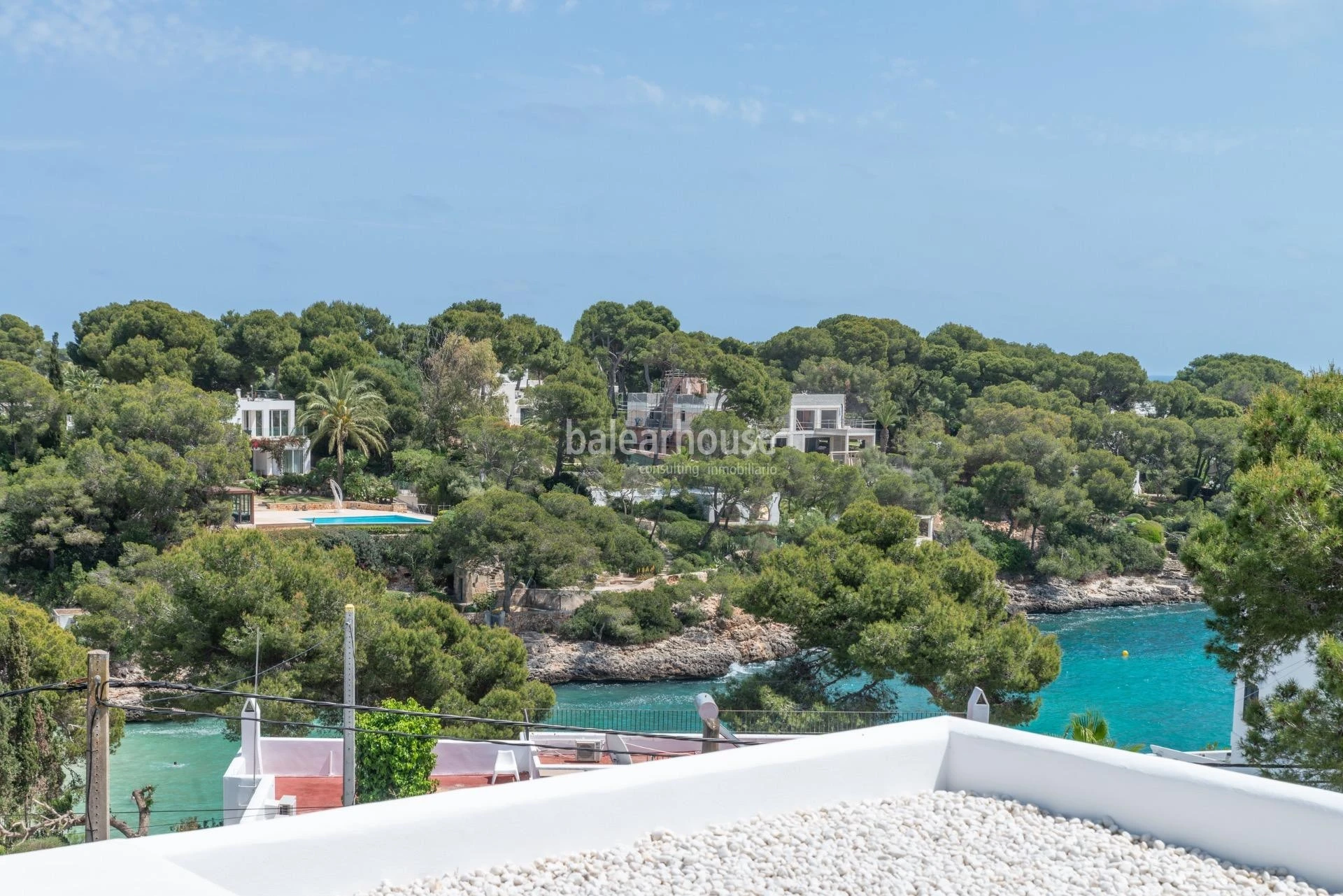 Villa de líneas contemporáneas junto a las aguas turquesas de Cala Gran, en el sudeste de Mallorca