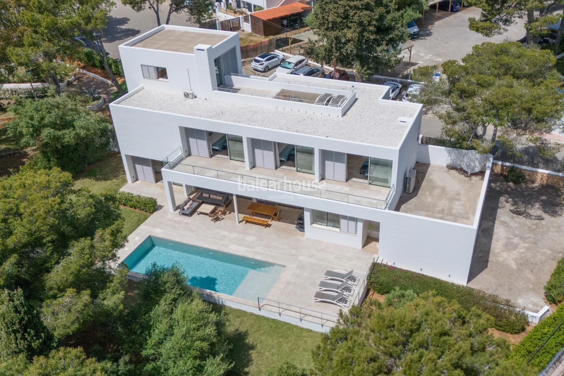 Villa de líneas contemporáneas junto a las aguas turquesas de Cala Gran, en el sudeste de Mallorca