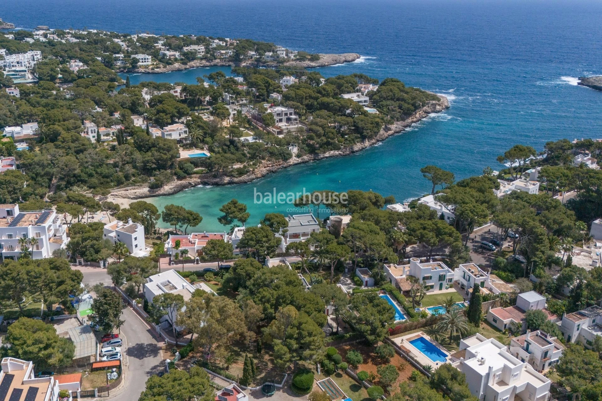 Villa de líneas contemporáneas junto a las aguas turquesas de Cala Gran, en el sudeste de Mallorca