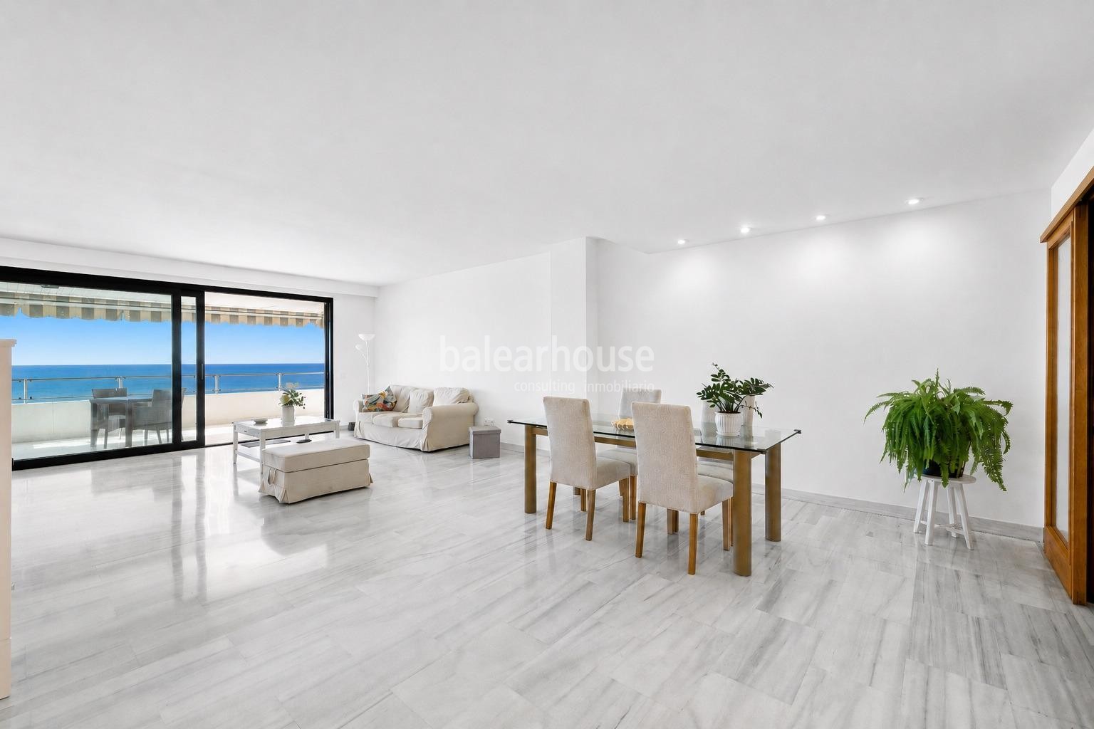 Fabulous Seafront Apartment in Portixol with Breathtaking Views of the Sea and the Entire Bay of Palma
