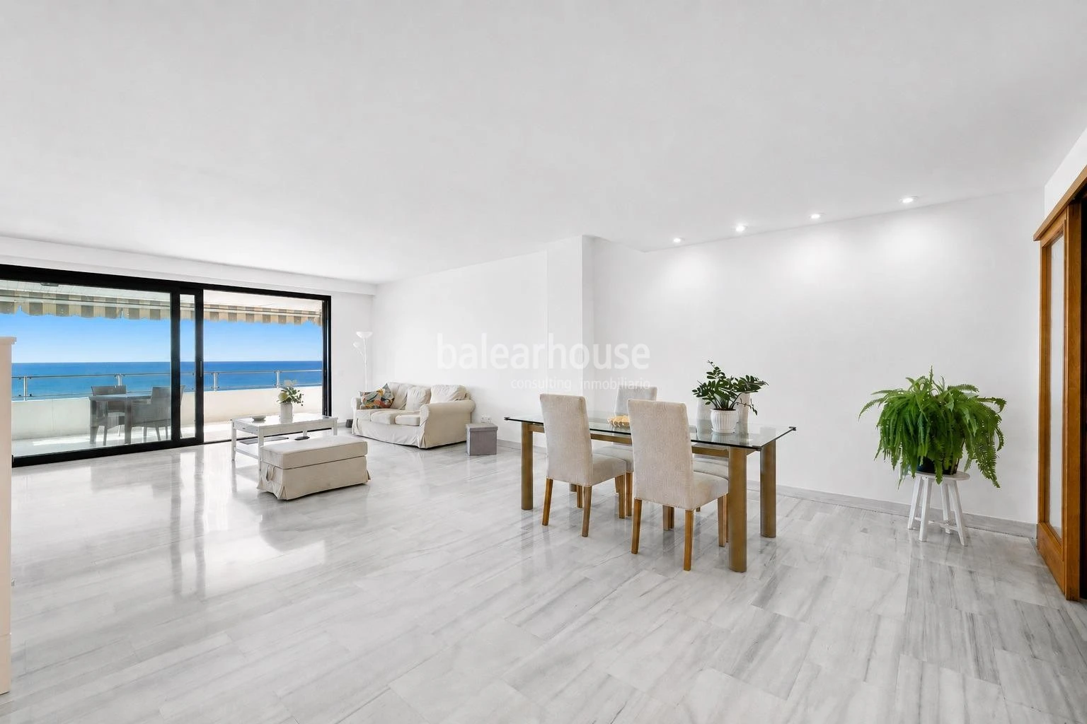 Fabuloso piso en primera línea de playa del Portixol con impresionantes vistas al mar y a toda la bahía de Palma