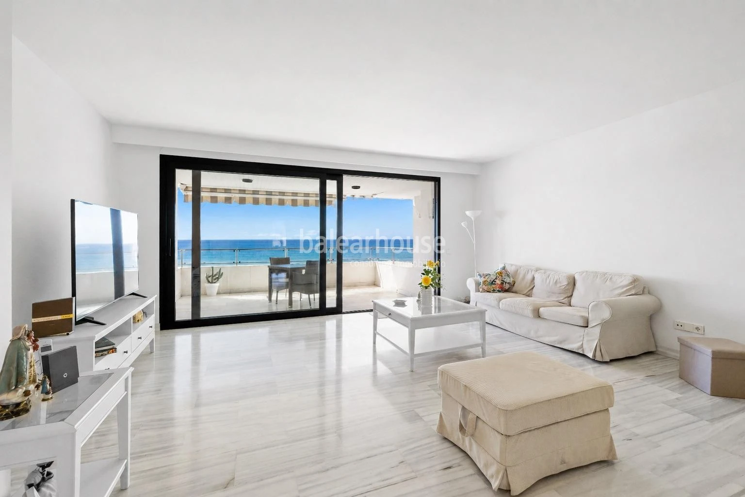 Fabuloso piso en primera línea de playa del Portixol con impresionantes vistas al mar y a toda la bahía de Palma