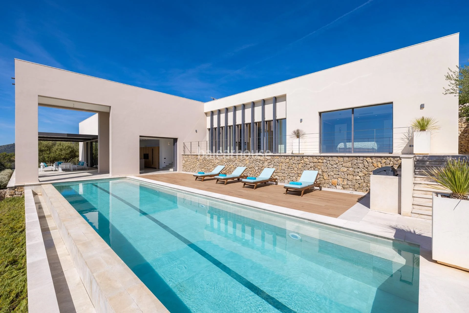 Arquitectura y paisaje en una finca excepcional con vistas abiertas a la Tramuntana