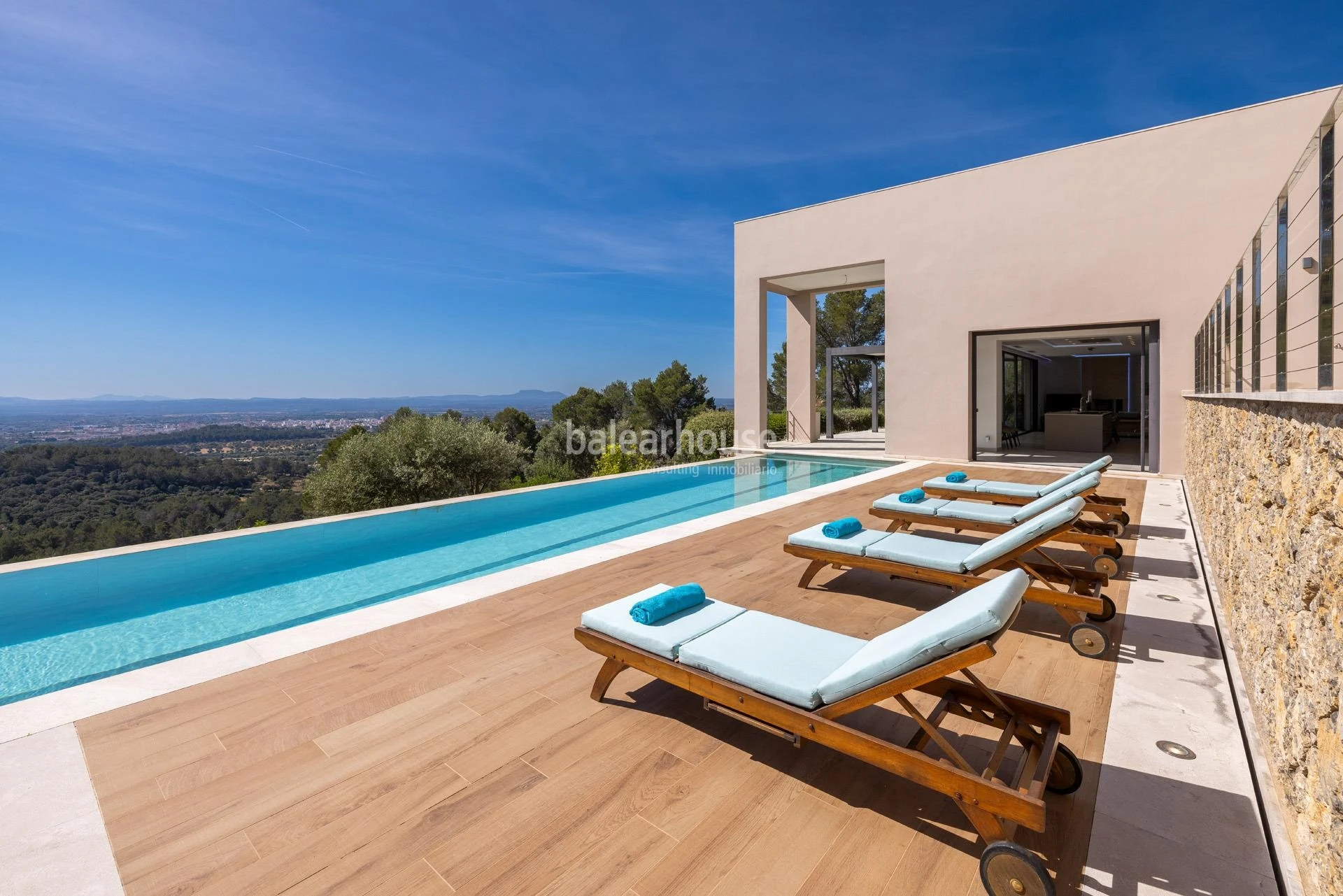 Arquitectura y paisaje en una finca excepcional con vistas abiertas a la Tramuntana