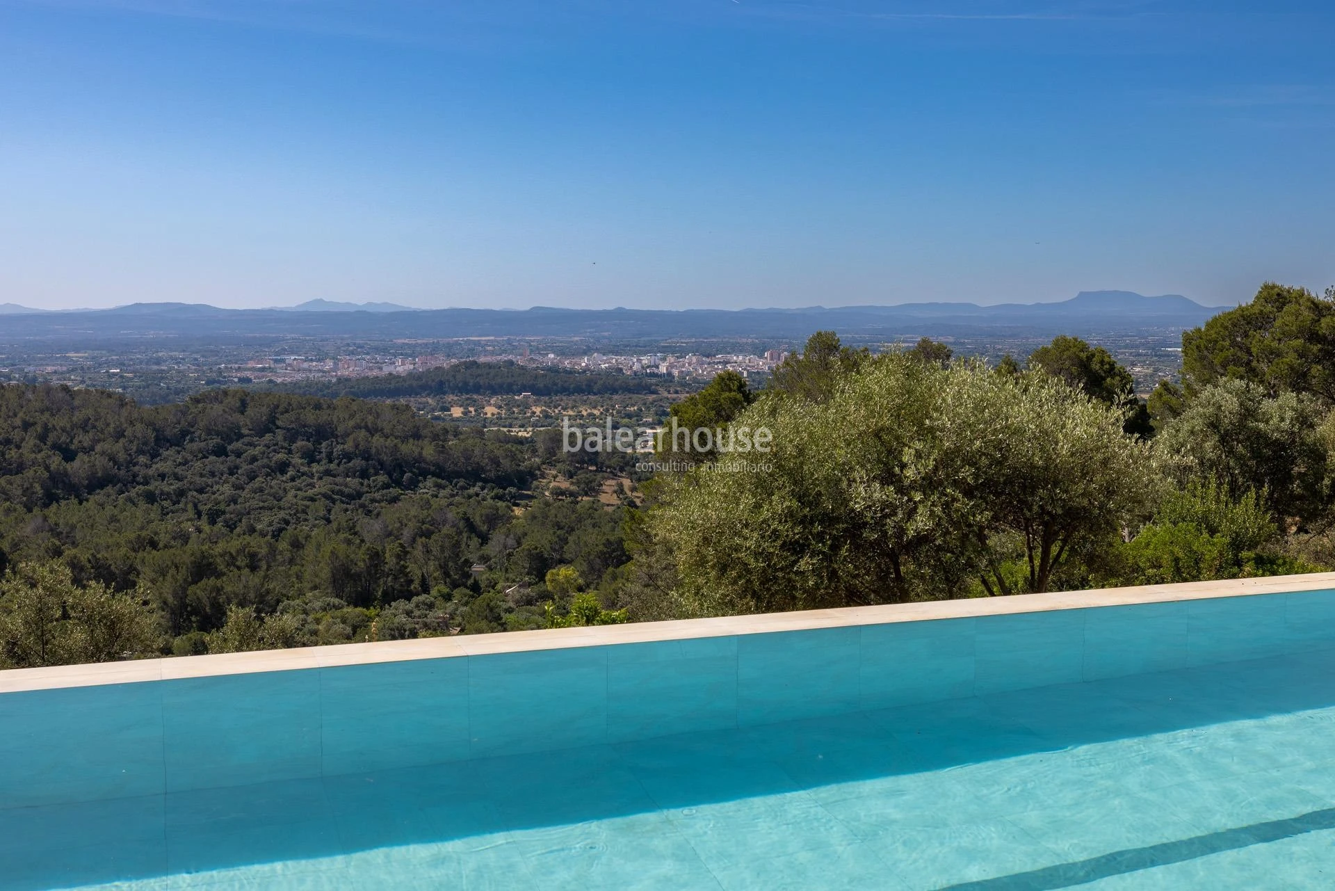 Arquitectura y paisaje en una finca excepcional con vistas abiertas a la Tramuntana