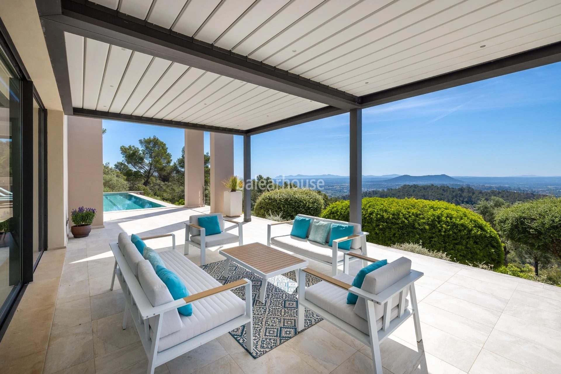 Arquitectura y paisaje en una finca excepcional con vistas abiertas a la Tramuntana