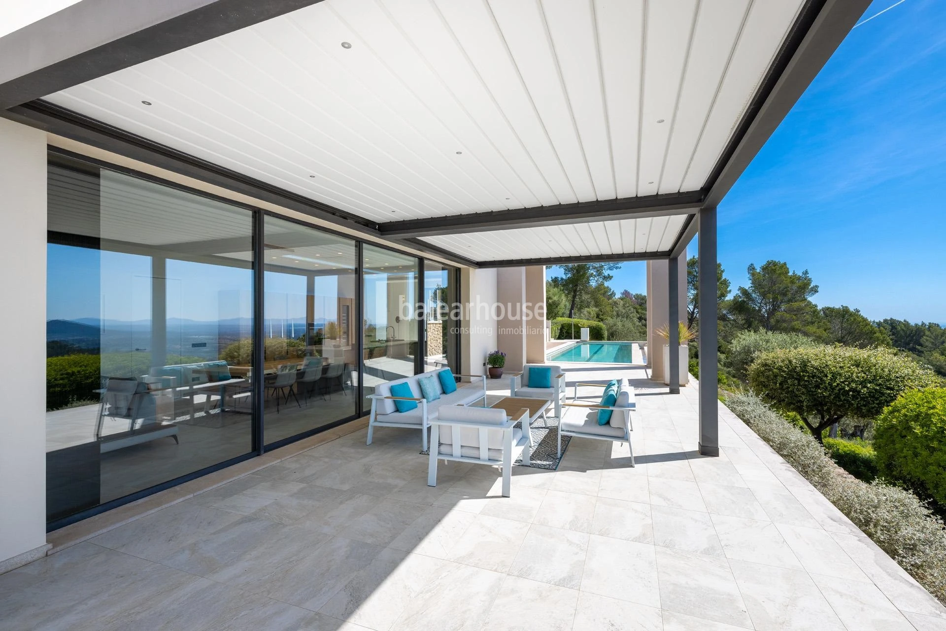 Arquitectura y paisaje en una finca excepcional con vistas abiertas a la Tramuntana