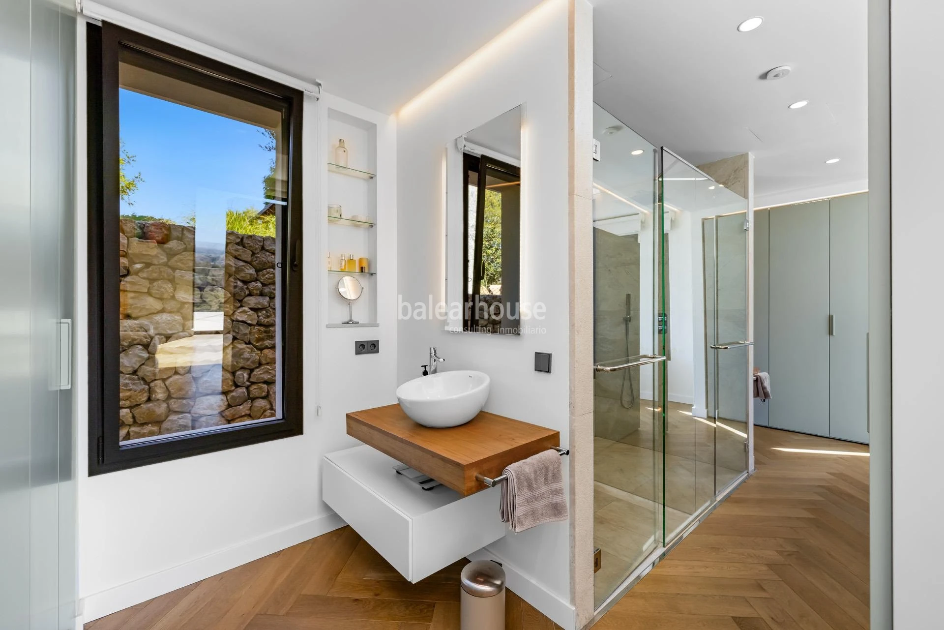 Arquitectura y paisaje en una finca excepcional con vistas abiertas a la Tramuntana