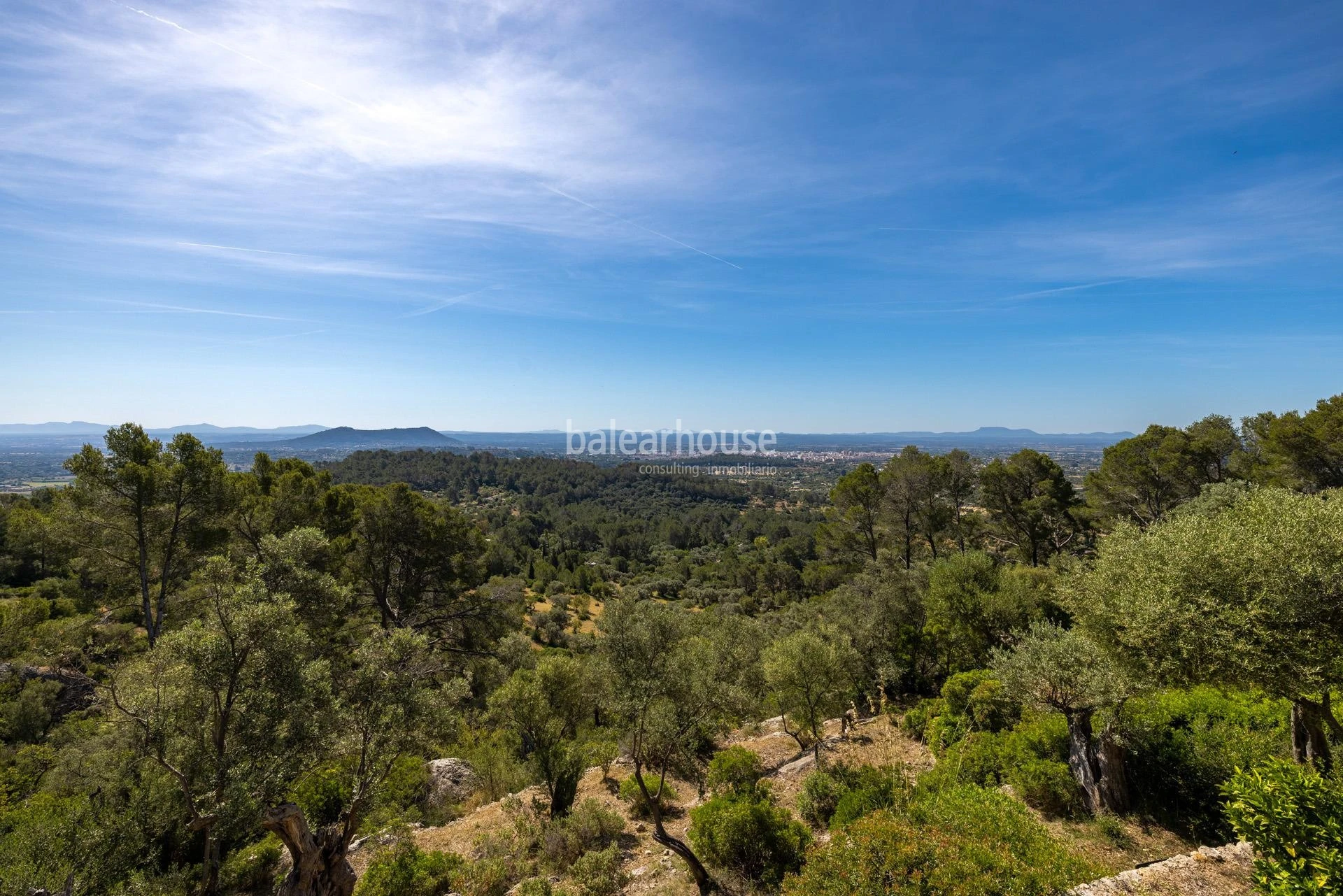 Arquitectura y paisaje en una finca excepcional con vistas abiertas a la Tramuntana
