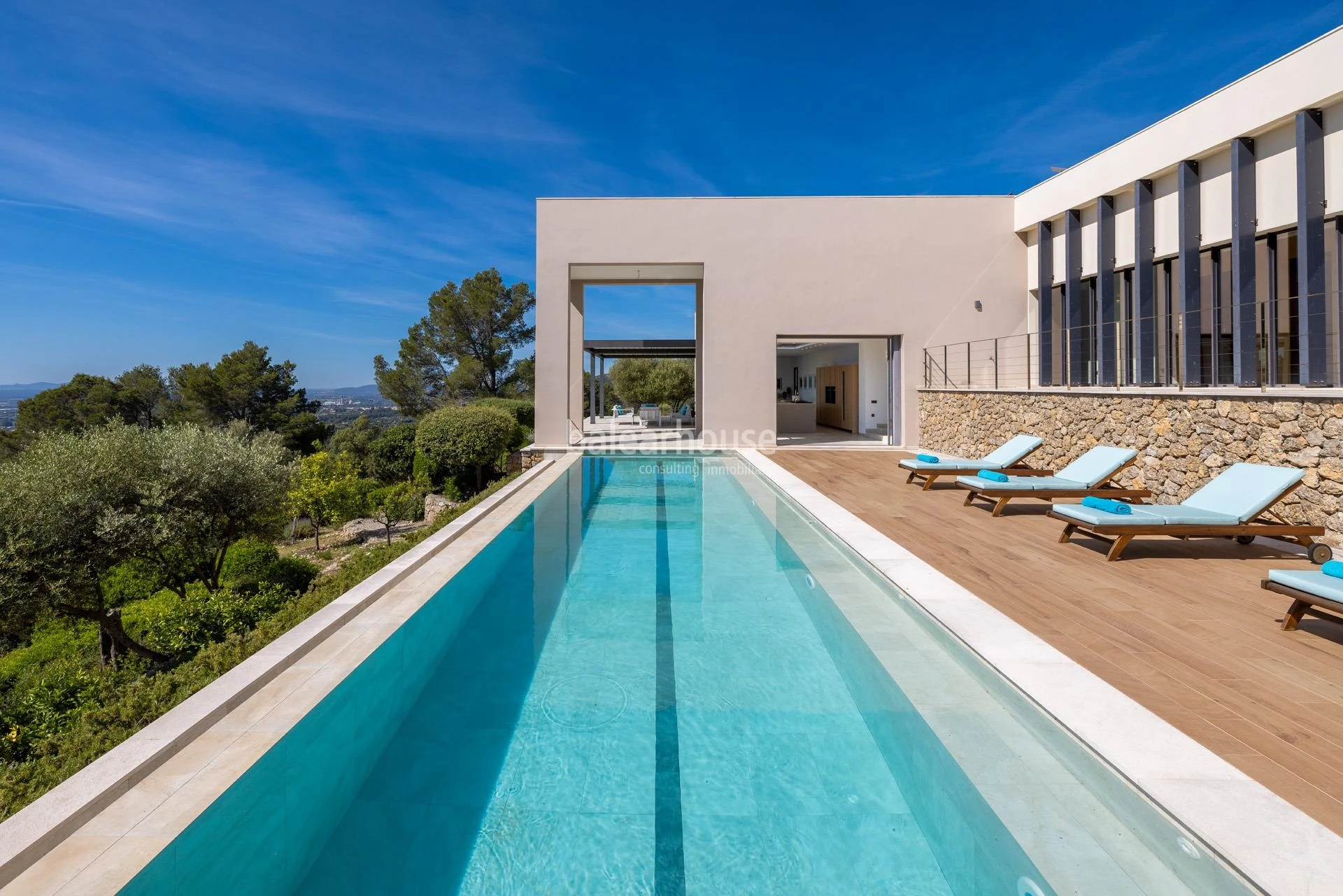 Arquitectura y paisaje en una finca excepcional con vistas abiertas a la Tramuntana