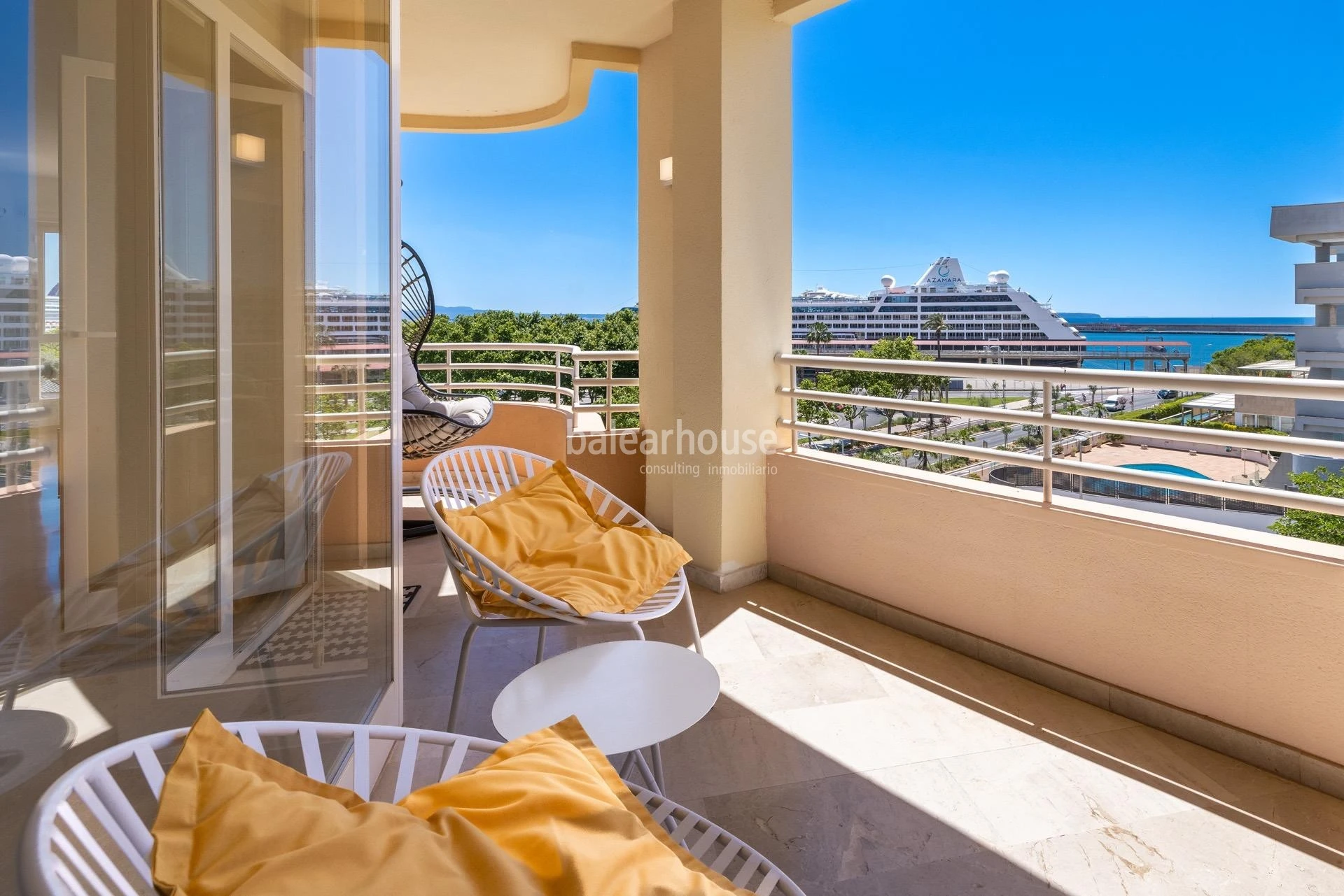 Vistas privilegiadas a la bahía de Palma y a todo el Paseo Marítimo desde este amplio piso lleno de luz