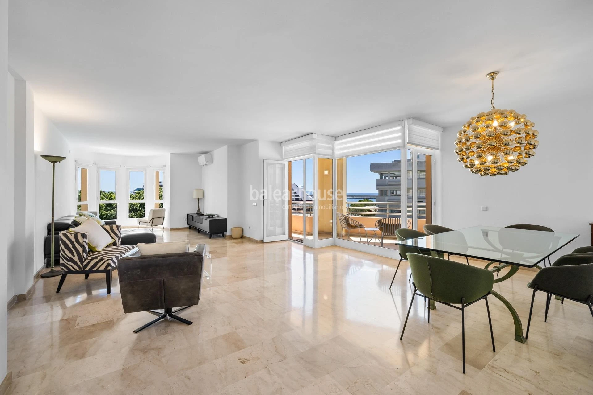 Exceptional views over Palma Bay from this bright seafront apartment