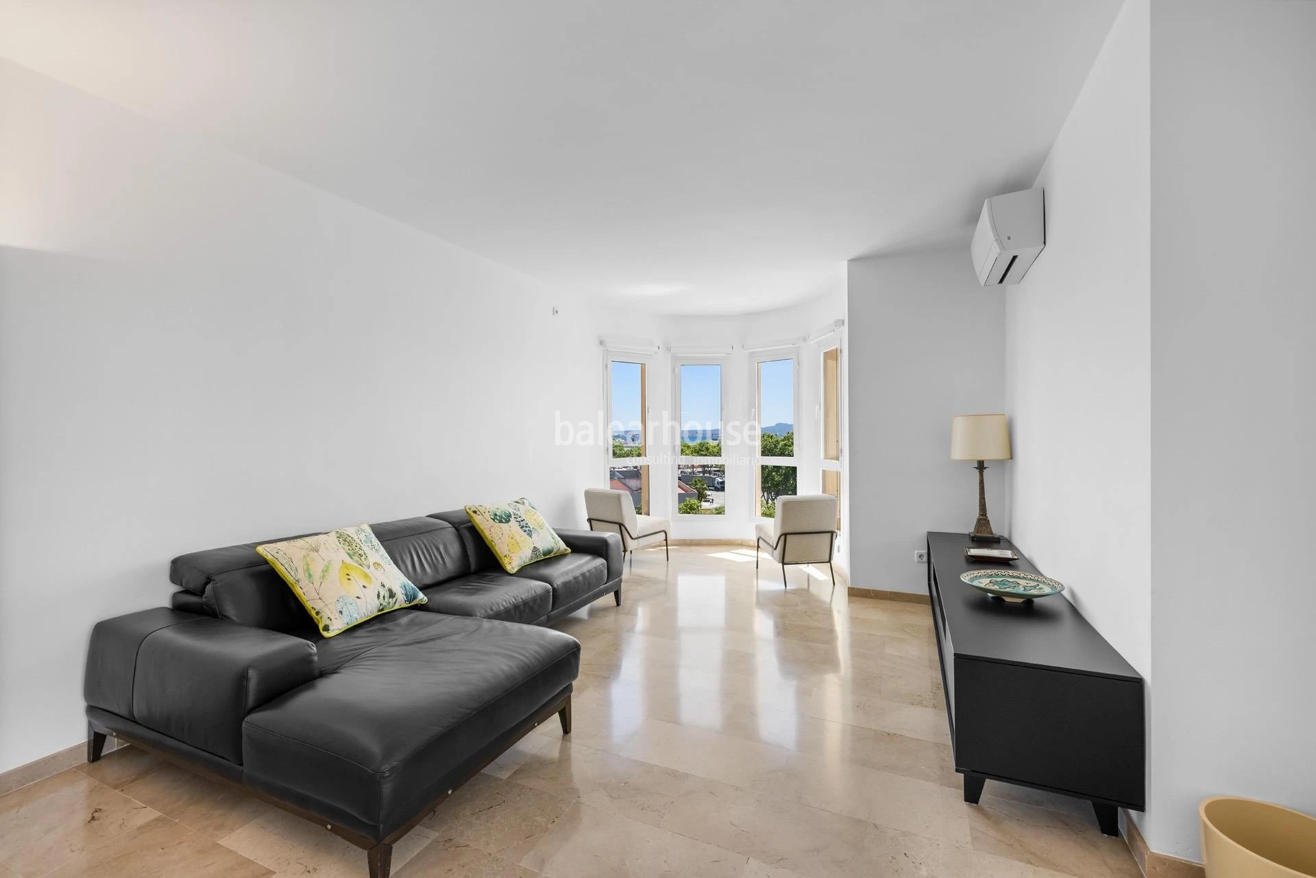 Exceptional views over Palma Bay from this bright seafront apartment