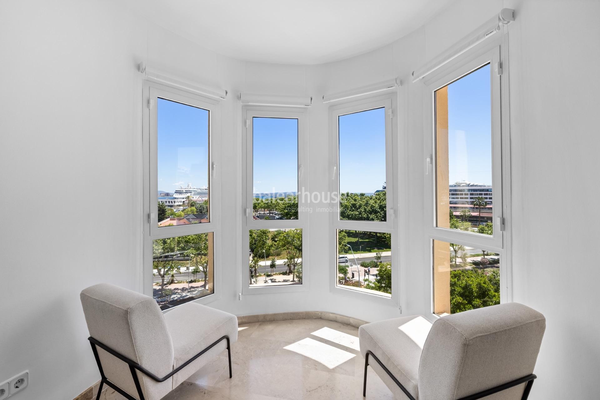 Exceptional views over Palma Bay from this bright seafront apartment