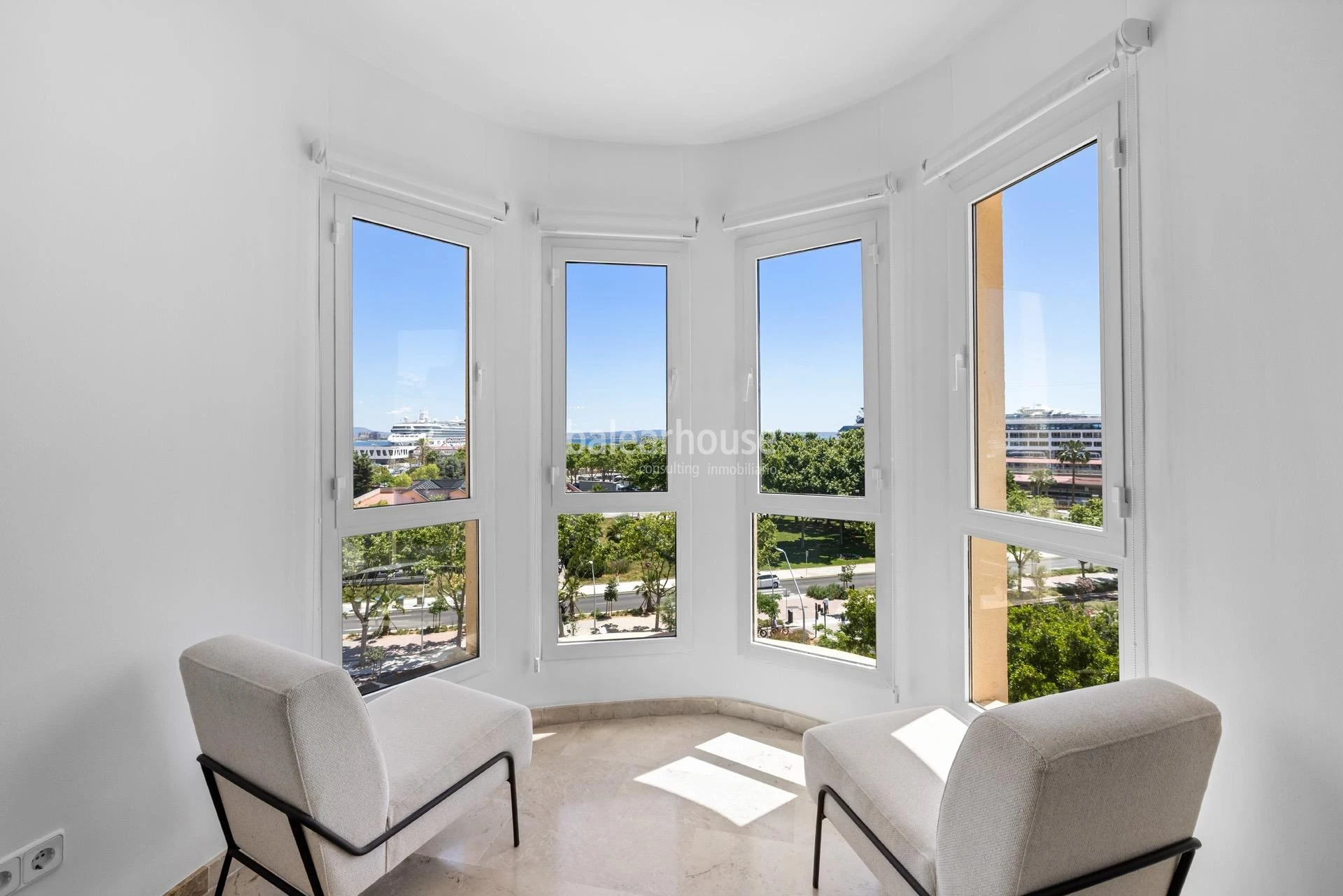 Exceptional views over Palma Bay from this bright seafront apartment