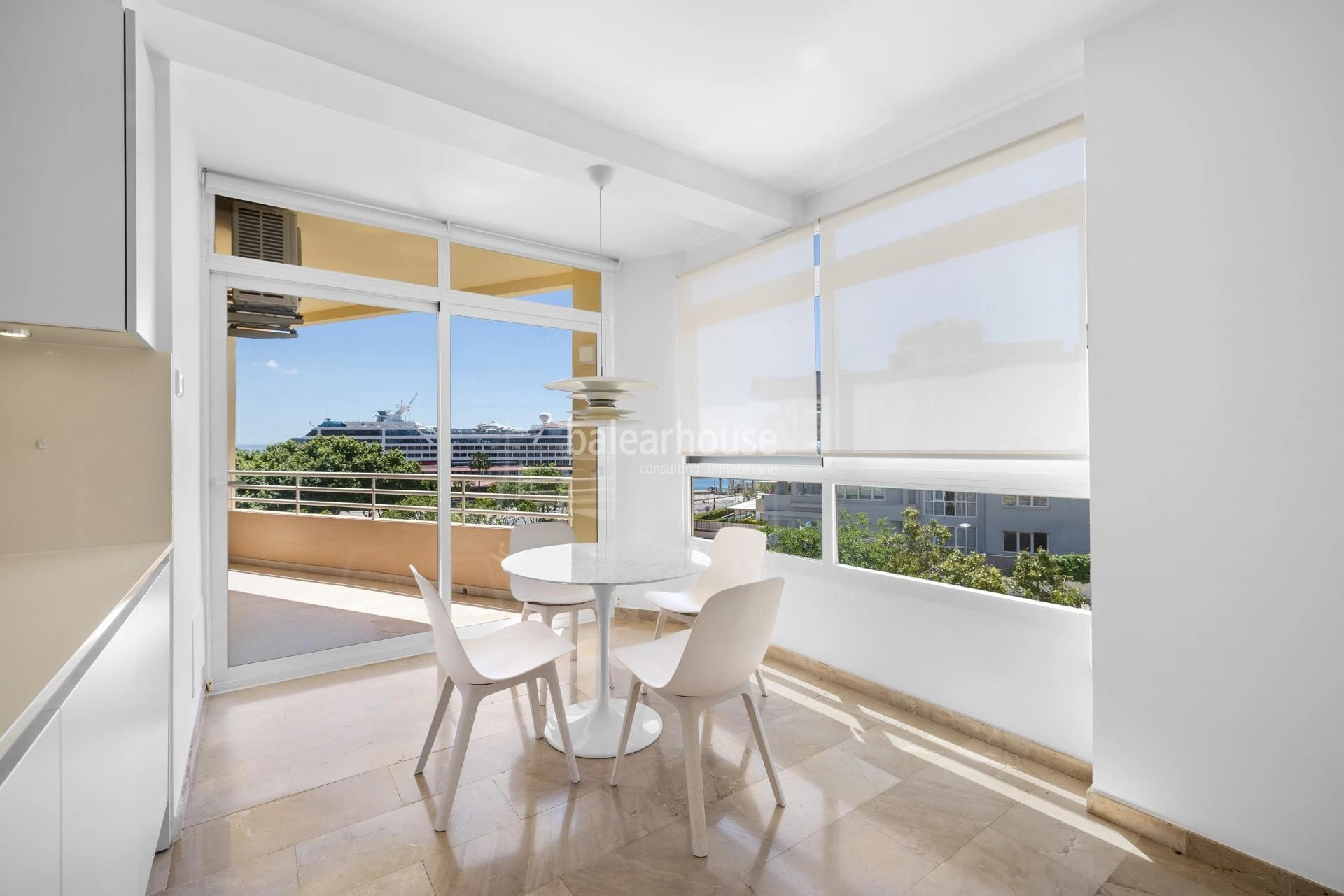 Exceptional views over Palma Bay from this bright seafront apartment
