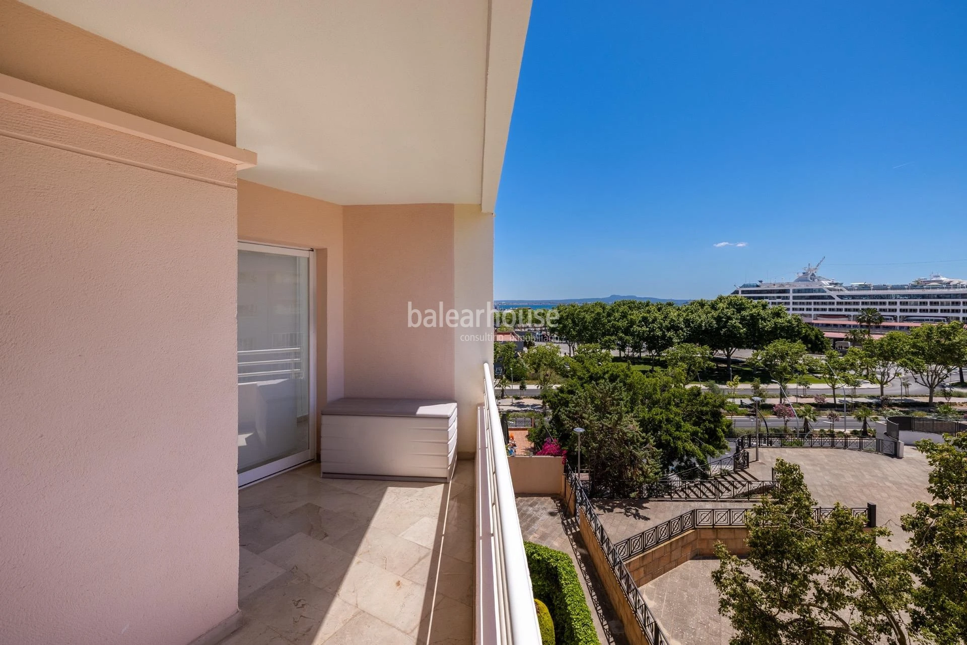 Exceptional views over Palma Bay from this bright seafront apartment