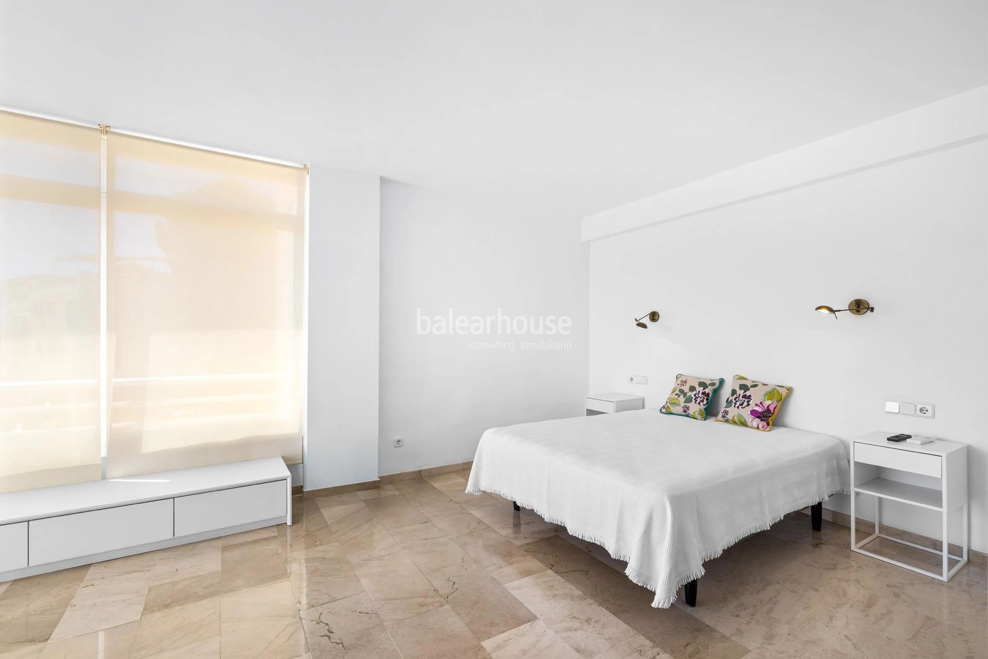 Exceptional views over Palma Bay from this bright seafront apartment