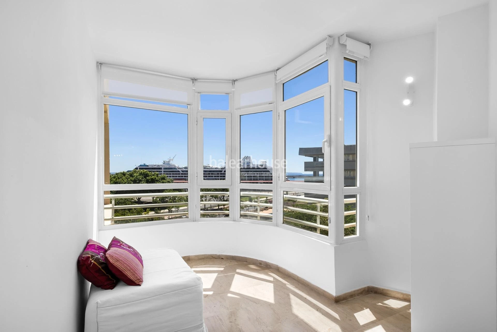 Exceptional views over Palma Bay from this bright seafront apartment
