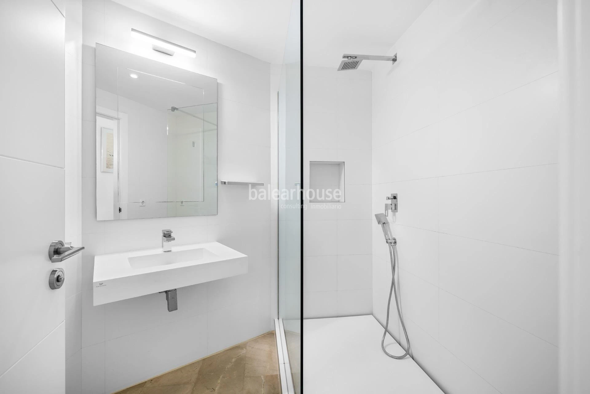 Exceptional views over Palma Bay from this bright seafront apartment
