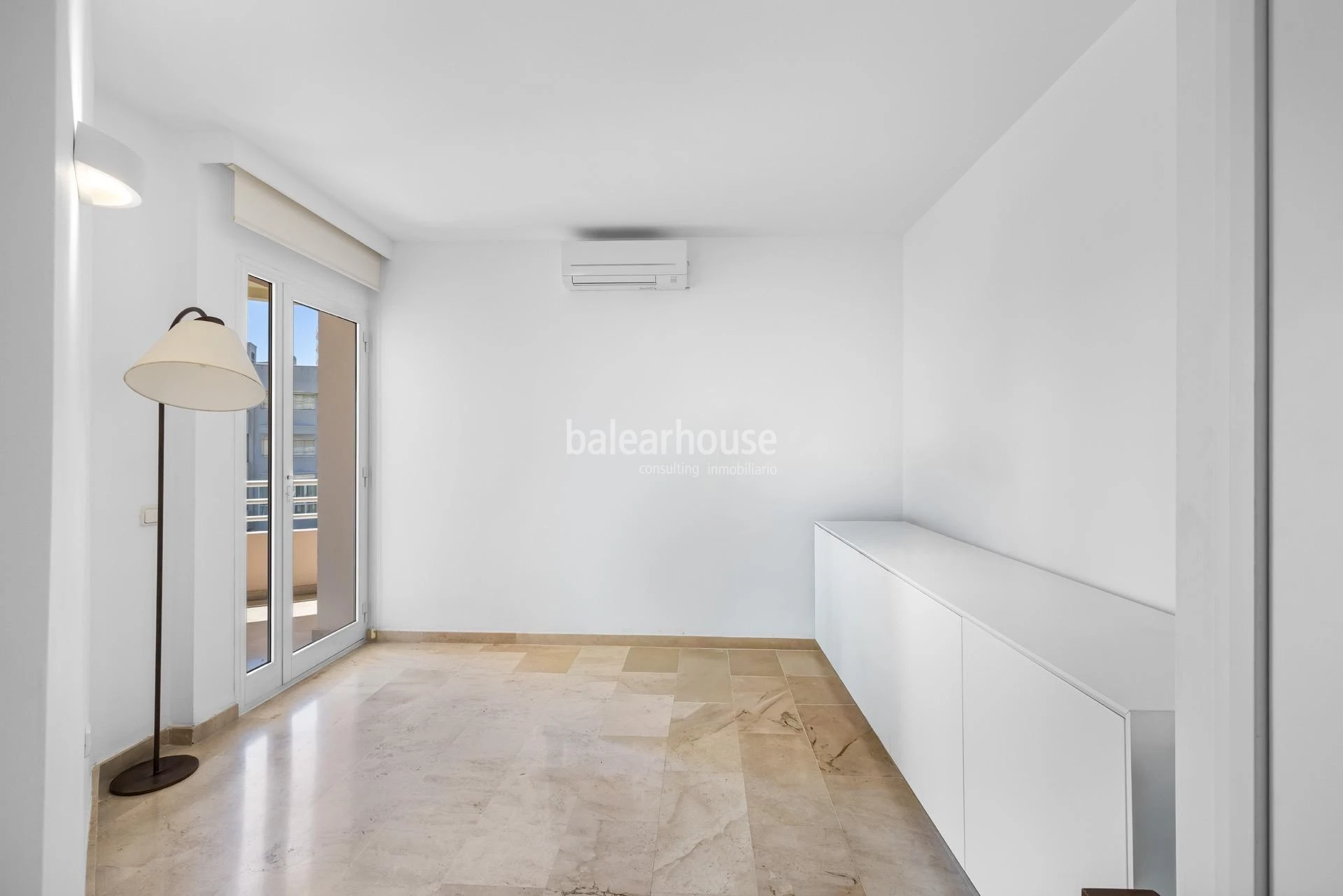 Exceptional views over Palma Bay from this bright seafront apartment