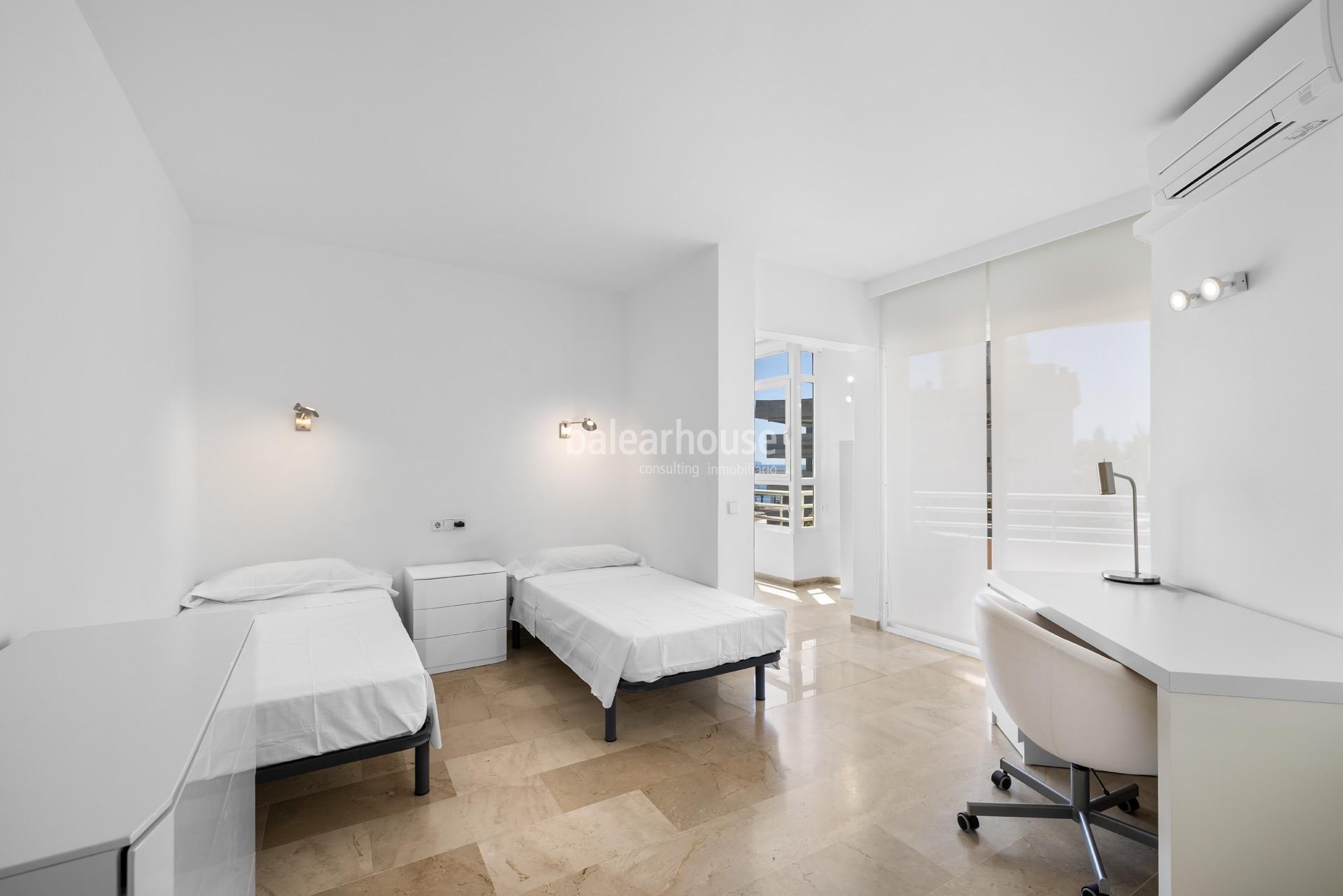 Exceptional views over Palma Bay from this bright seafront apartment