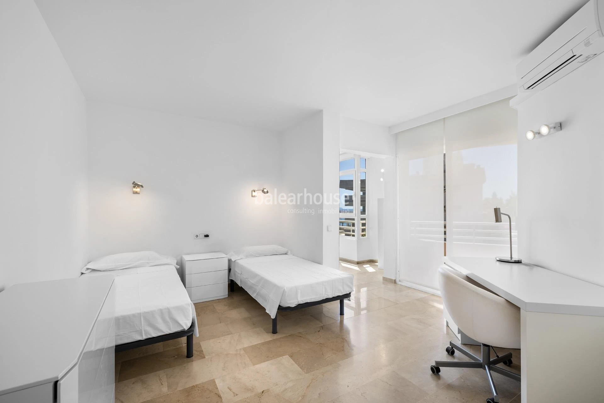 Exceptional views over Palma Bay from this bright seafront apartment
