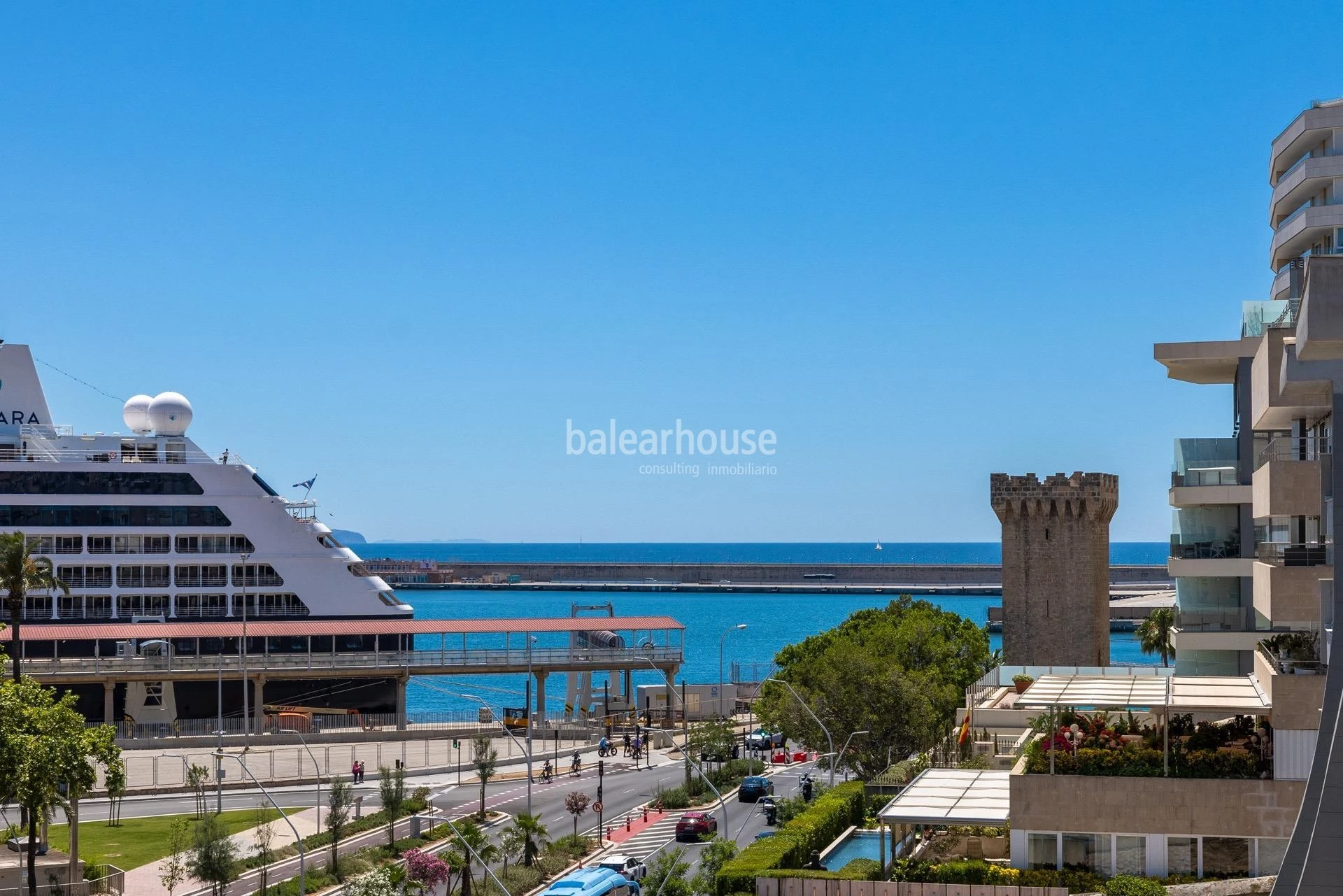 Exceptional views over Palma Bay from this bright seafront apartment