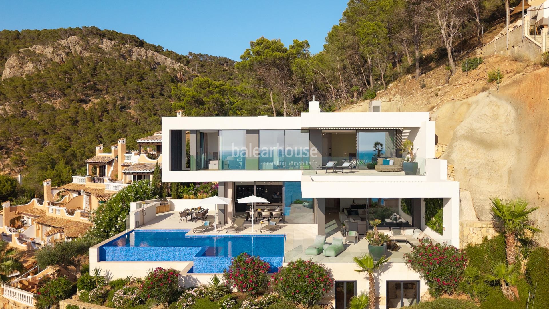 Las vistas al mar lo invaden todo en esta exclusiva villa de obra nueva ubicada en Cala Llamp