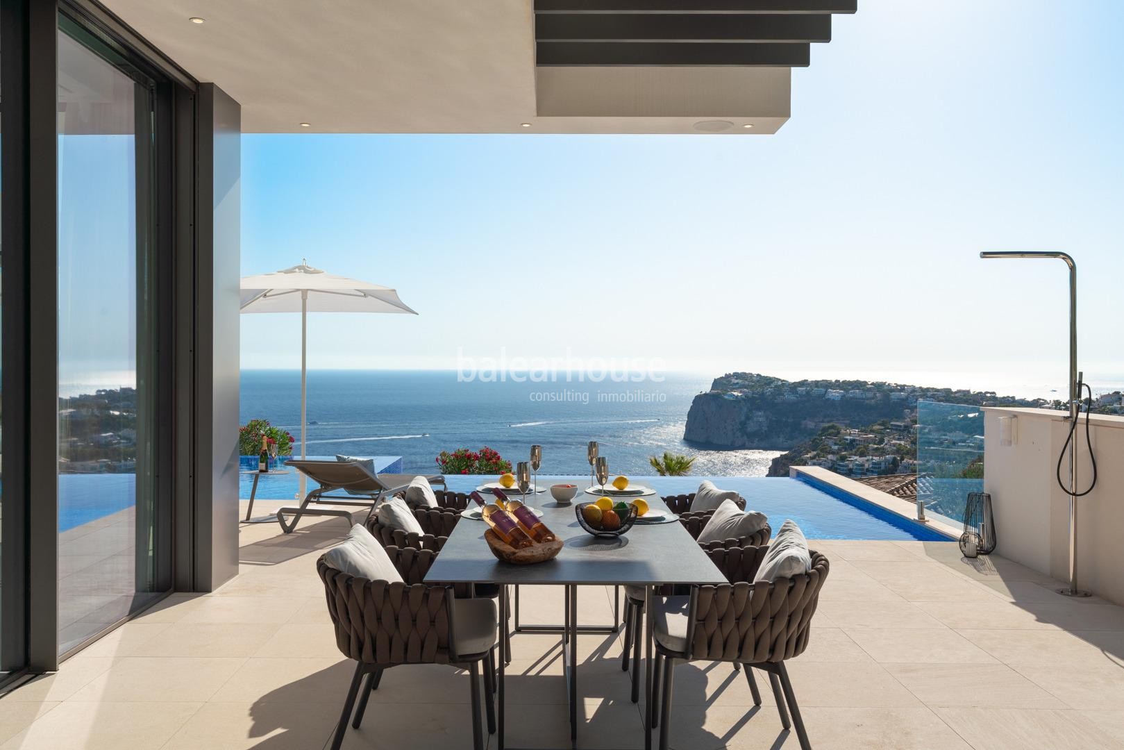 Las vistas al mar lo invaden todo en esta exclusiva villa de obra nueva ubicada en Cala Llamp