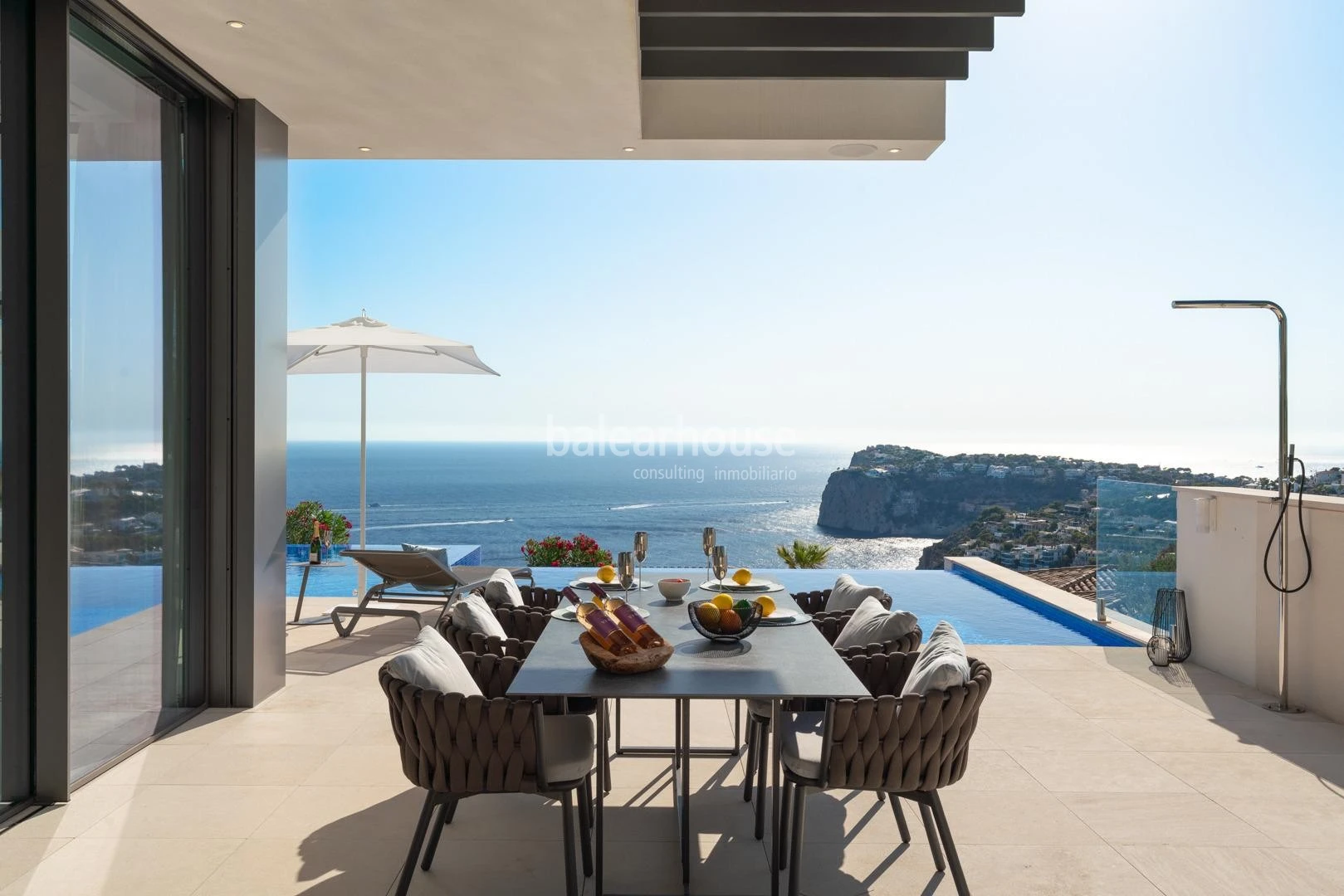 Exklusive Neubauvilla in Cala Llamp mit atemberaubenden Meeresblicken