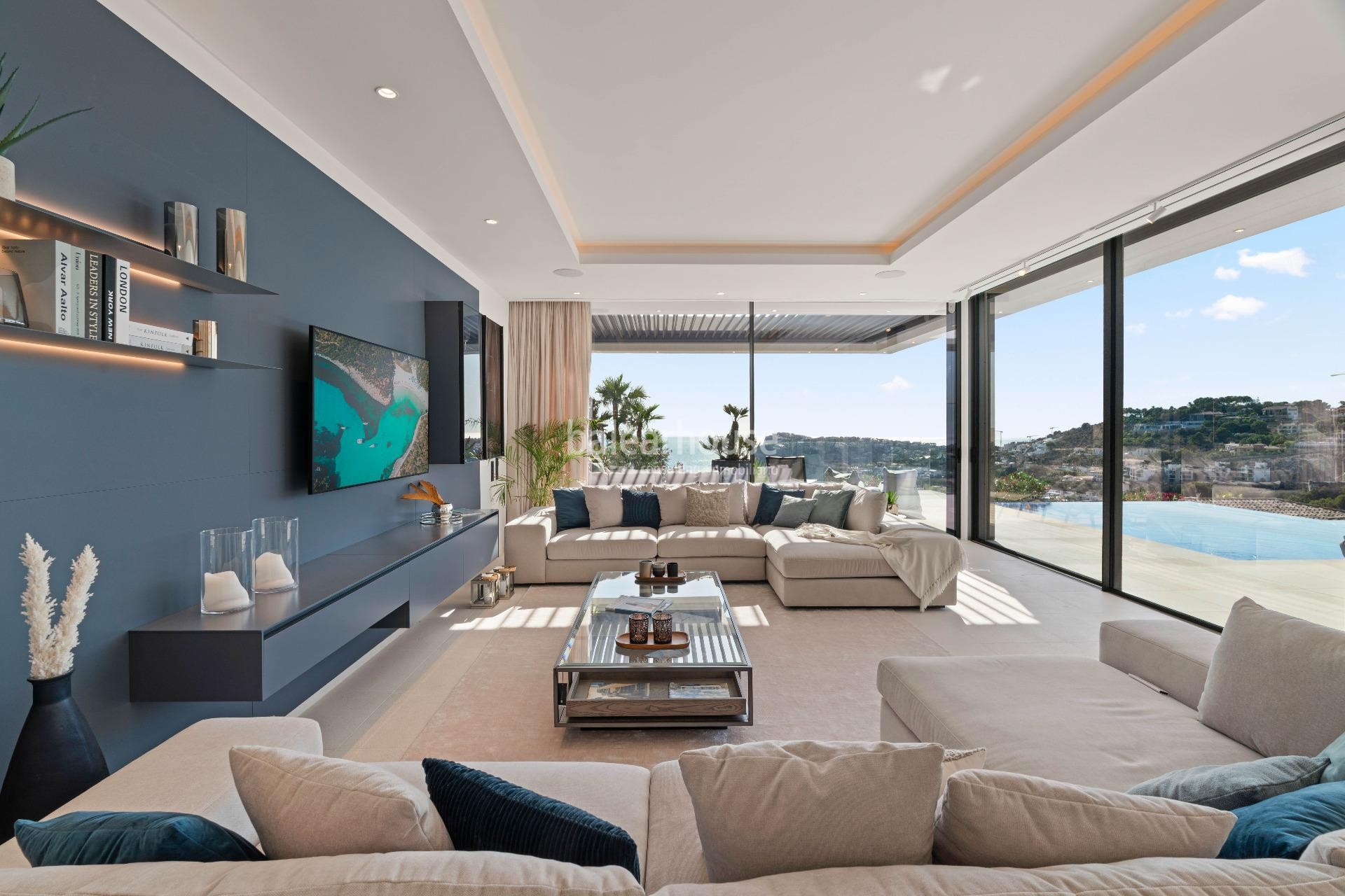 Las vistas al mar lo invaden todo en esta exclusiva villa de obra nueva ubicada en Cala Llamp