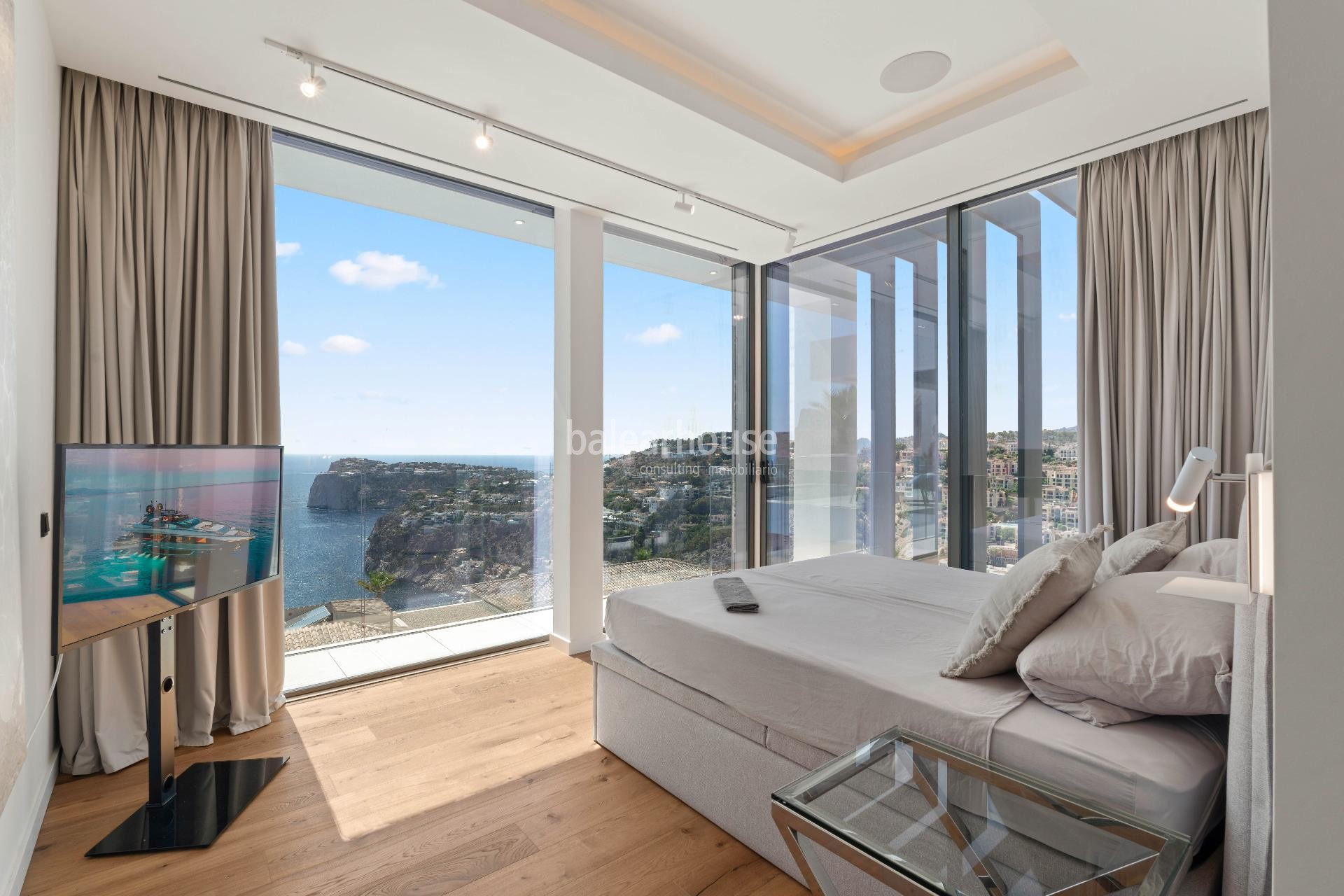 Las vistas al mar lo invaden todo en esta exclusiva villa de obra nueva ubicada en Cala Llamp