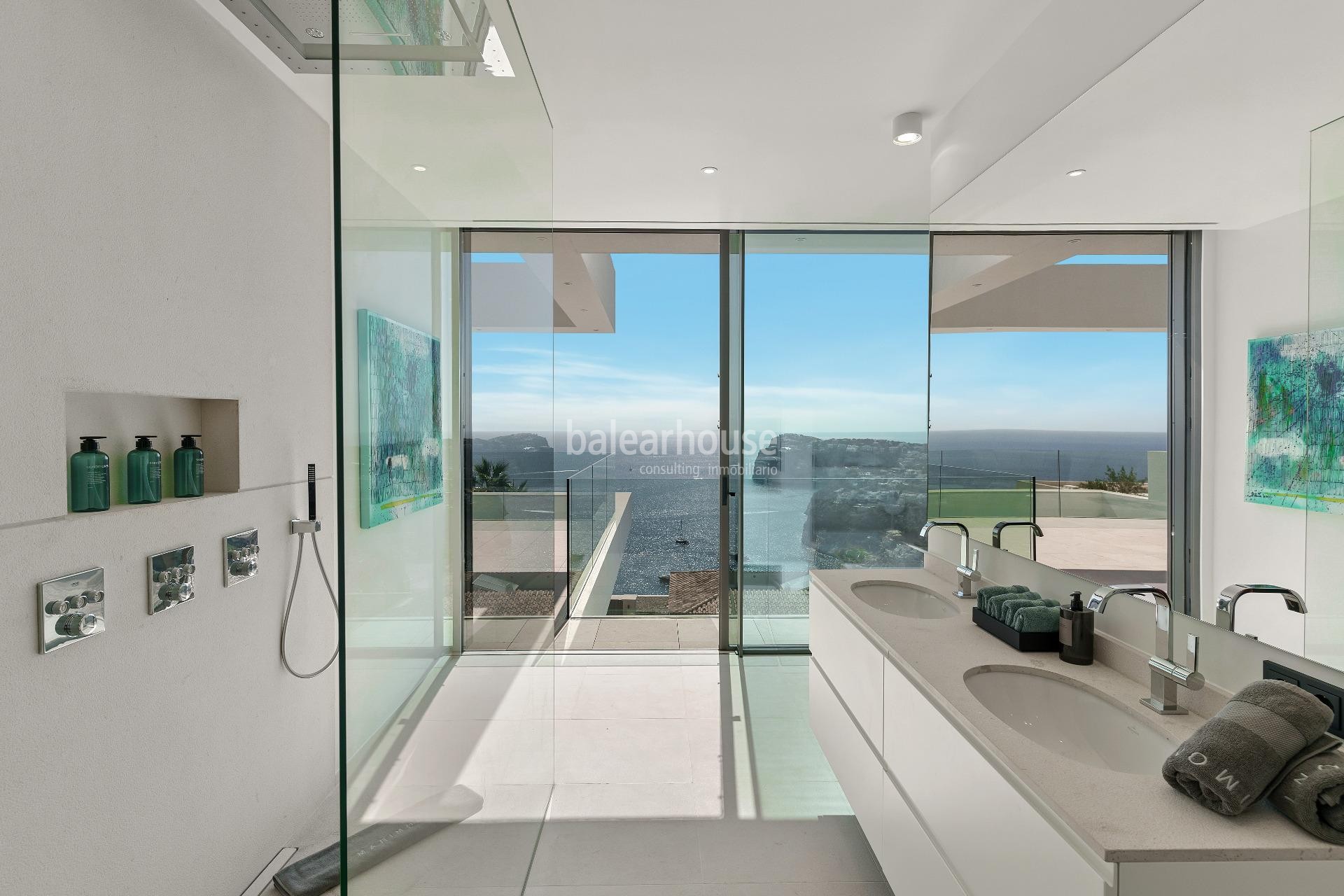 Las vistas al mar lo invaden todo en esta exclusiva villa de obra nueva ubicada en Cala Llamp