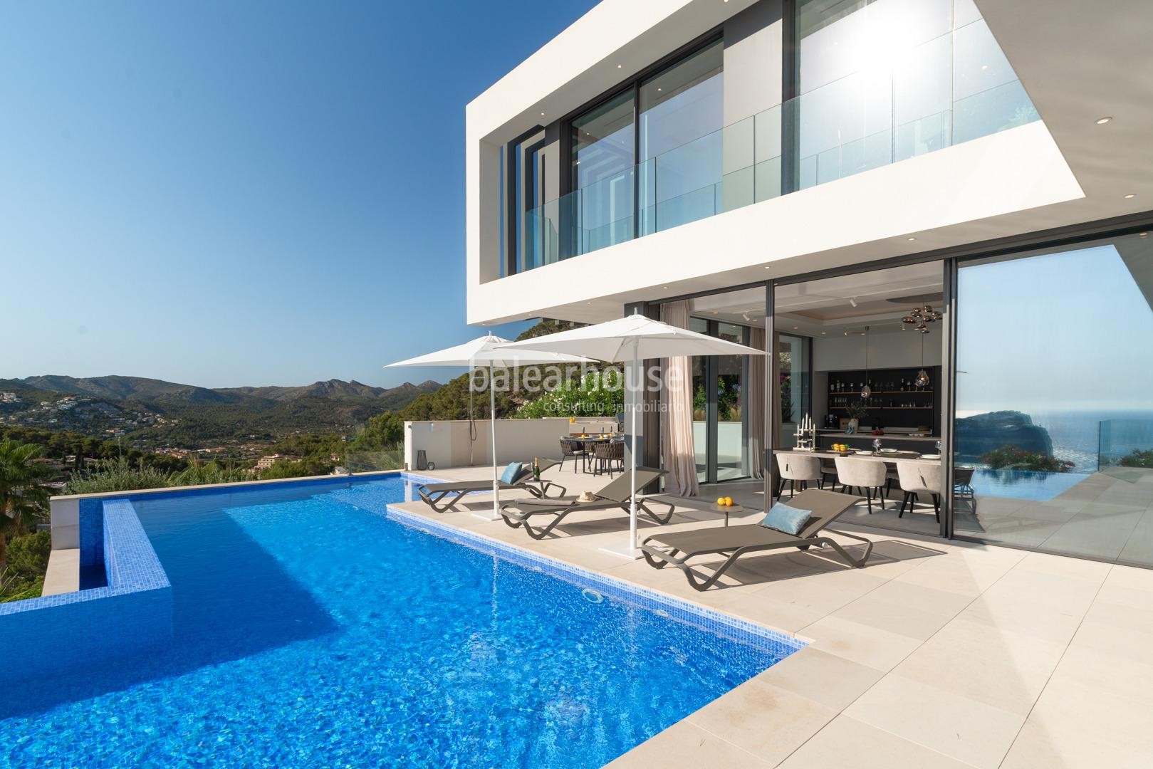 Las vistas al mar lo invaden todo en esta exclusiva villa de obra nueva ubicada en Cala Llamp