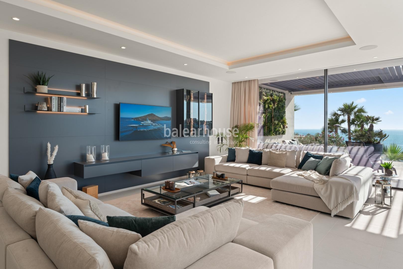 Las vistas al mar lo invaden todo en esta exclusiva villa de obra nueva ubicada en Cala Llamp